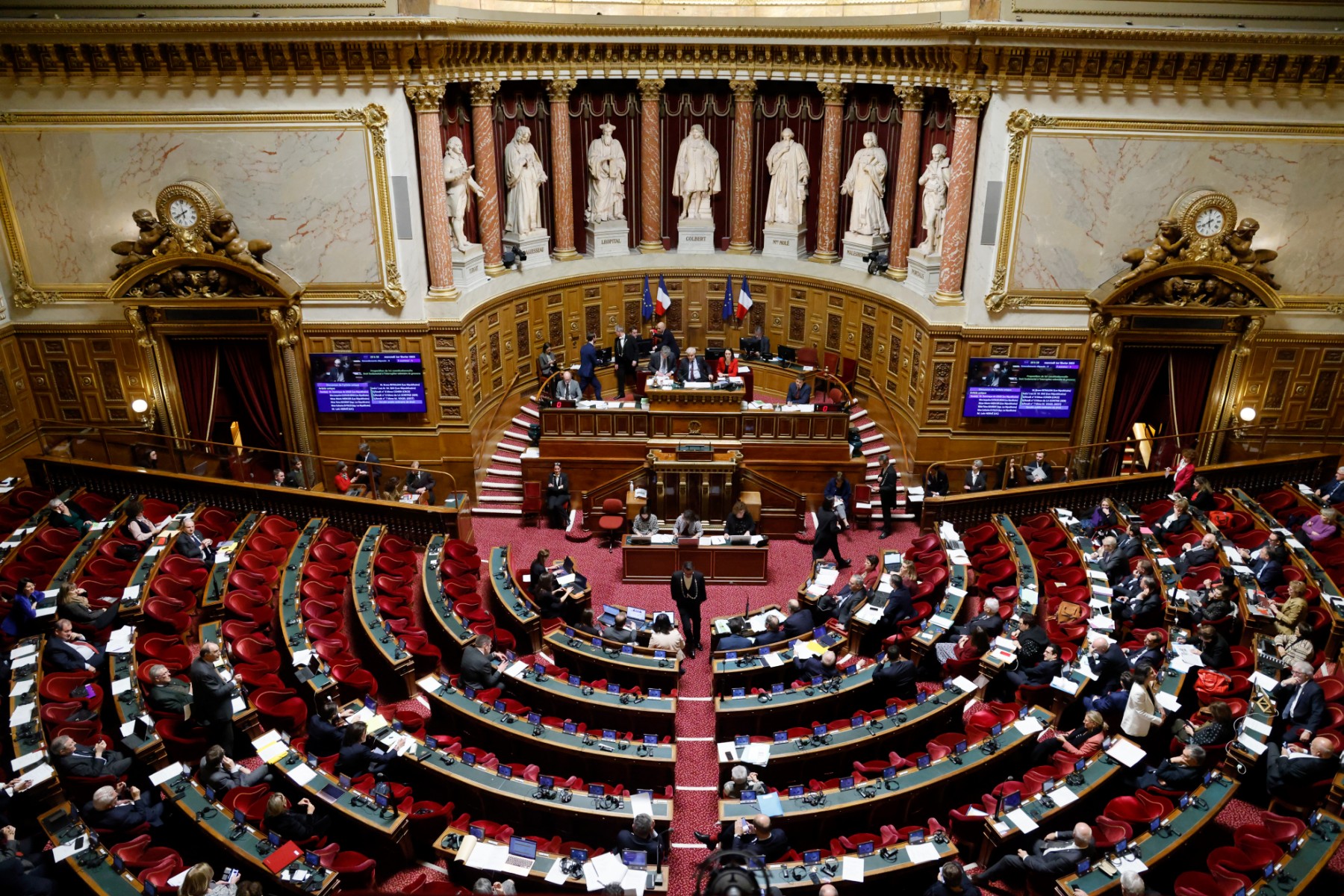 Retraites: le gouvernement tend la main à la droite à l'ouverture des débats au Sénat