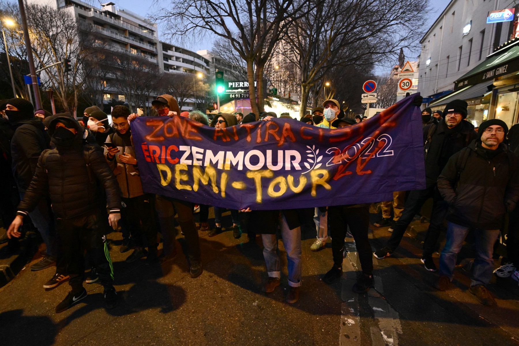 Dérapages racistes, ennuis judiciaires: un édile encombrant pour le clan Zemmour