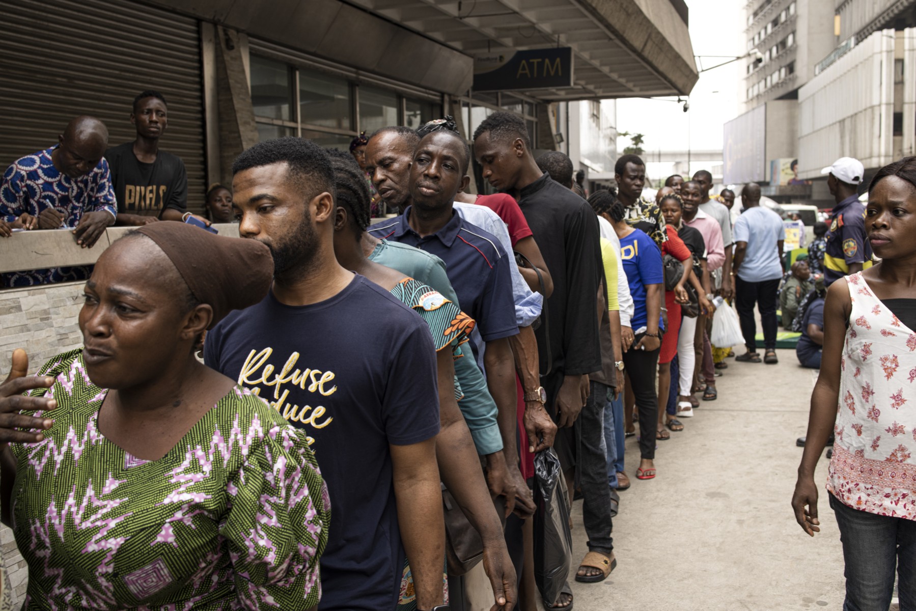 File d’attente devant une banque à Lagos, le 22 février 2023. (Photo : John Wessels / AFP)
