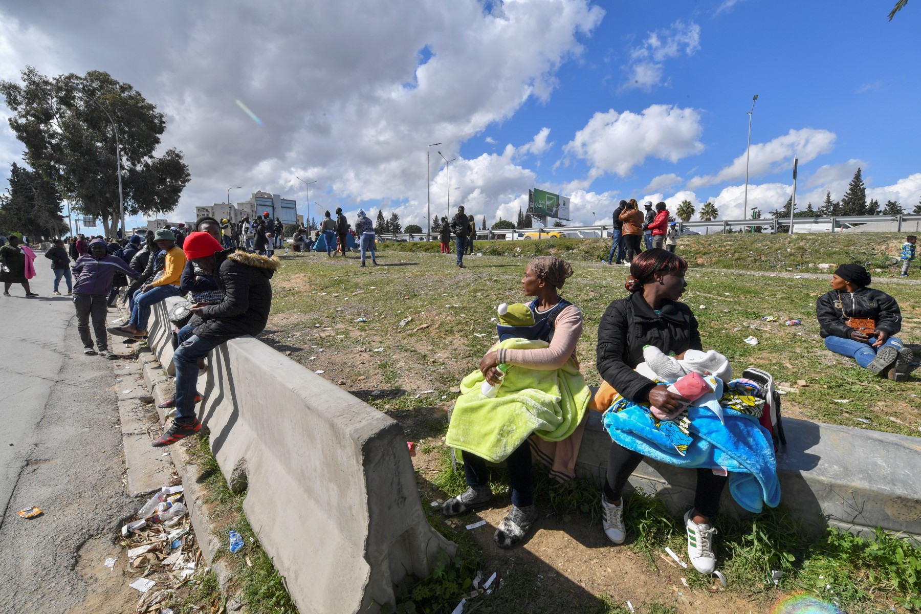 Des migrants subsahariens campent devant l'ambassade de Côte d'Ivoire à Tunis, le 28 février 2023. (Photo : Fethi Belaid / AFP)
