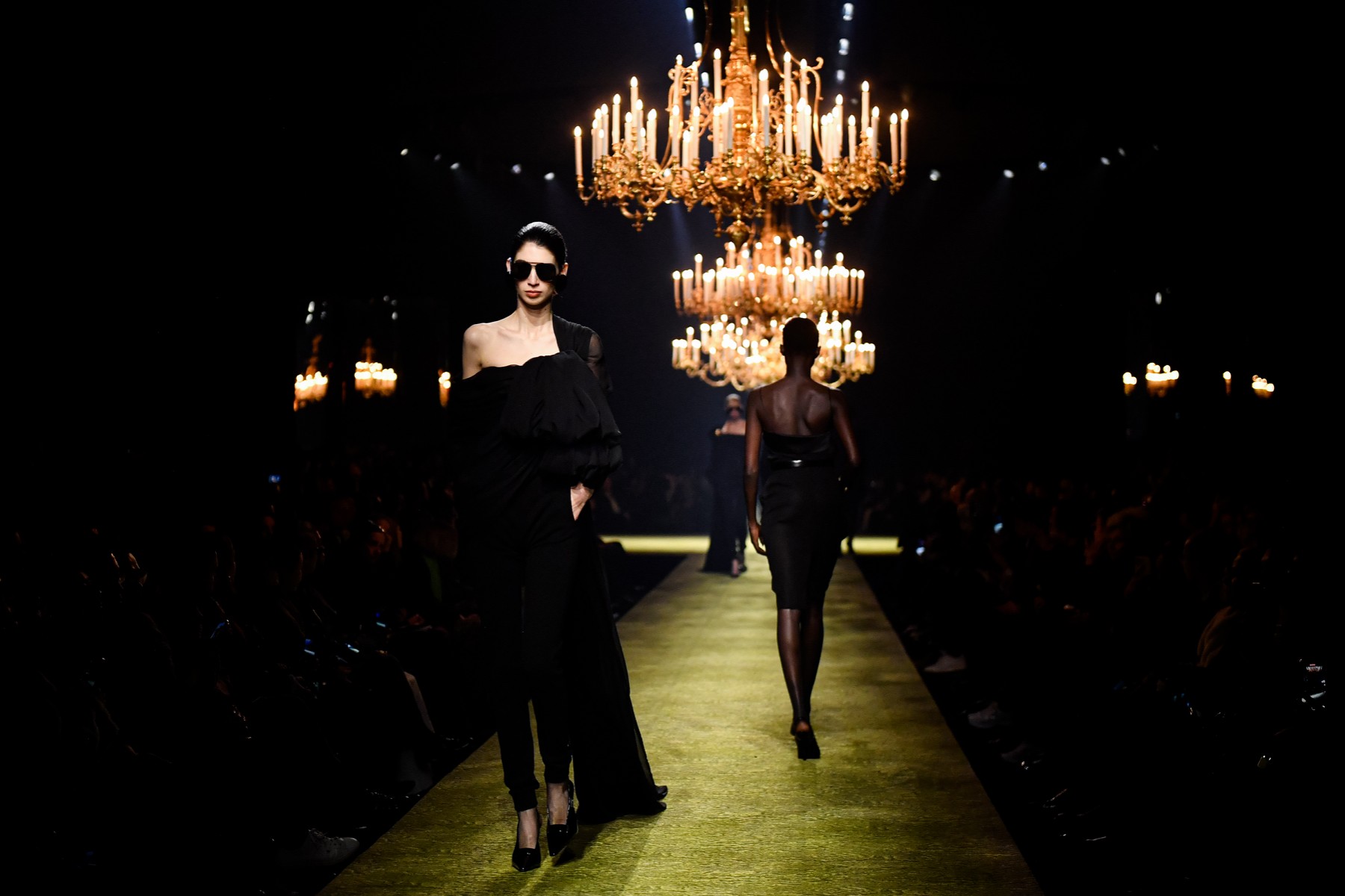 Saint Laurent remet le tailleur-jupe au goût du jour
