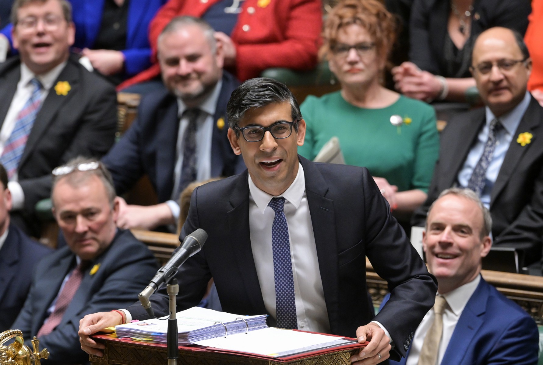 Une photo polycopiée publiée par le Parlement britannique montre le Premier ministre britannique Rishi Sunak prenant la parole lors de la session hebdomadaire des questions du Premier ministre (PMQs) à la Chambre des communes, à Londres, le 1er mars 2023. (Photo : Jessica Taylor / Uk Parliament / AFP)