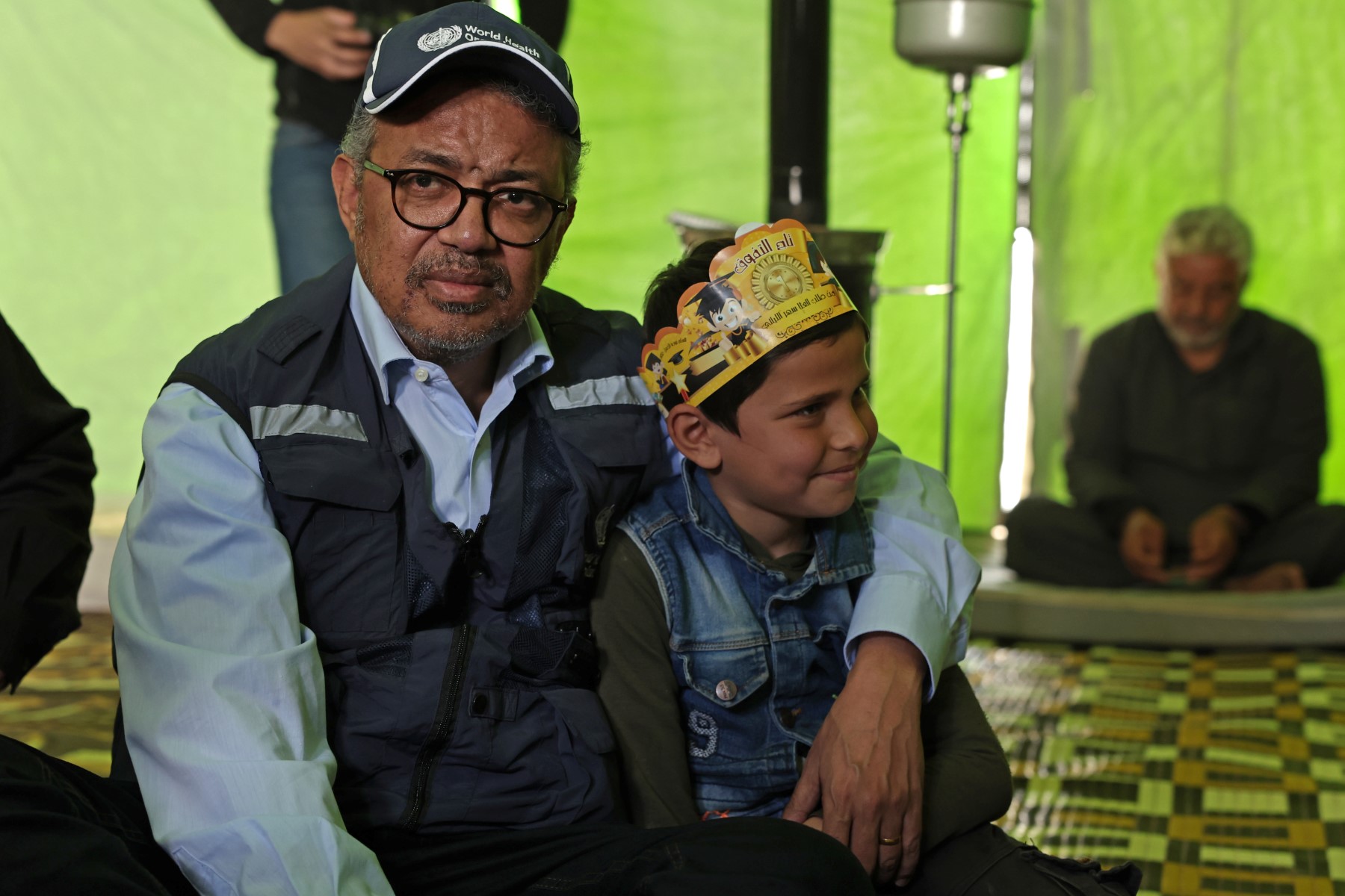 Le chef de l'Organisation mondiale de la santé, Tedros Adhanom Ghebreyesus (au centre), visite un abri pour les personnes déplacées par la catastrophe à Kafr Lusin, près de la frontière turque, le 1er mars 2023, lors de sa toute première visite dans les zones tenues par les rebelles dans une Syrie ravagée par la guerre. (Photo par Omar Haj Kadour / AFP)