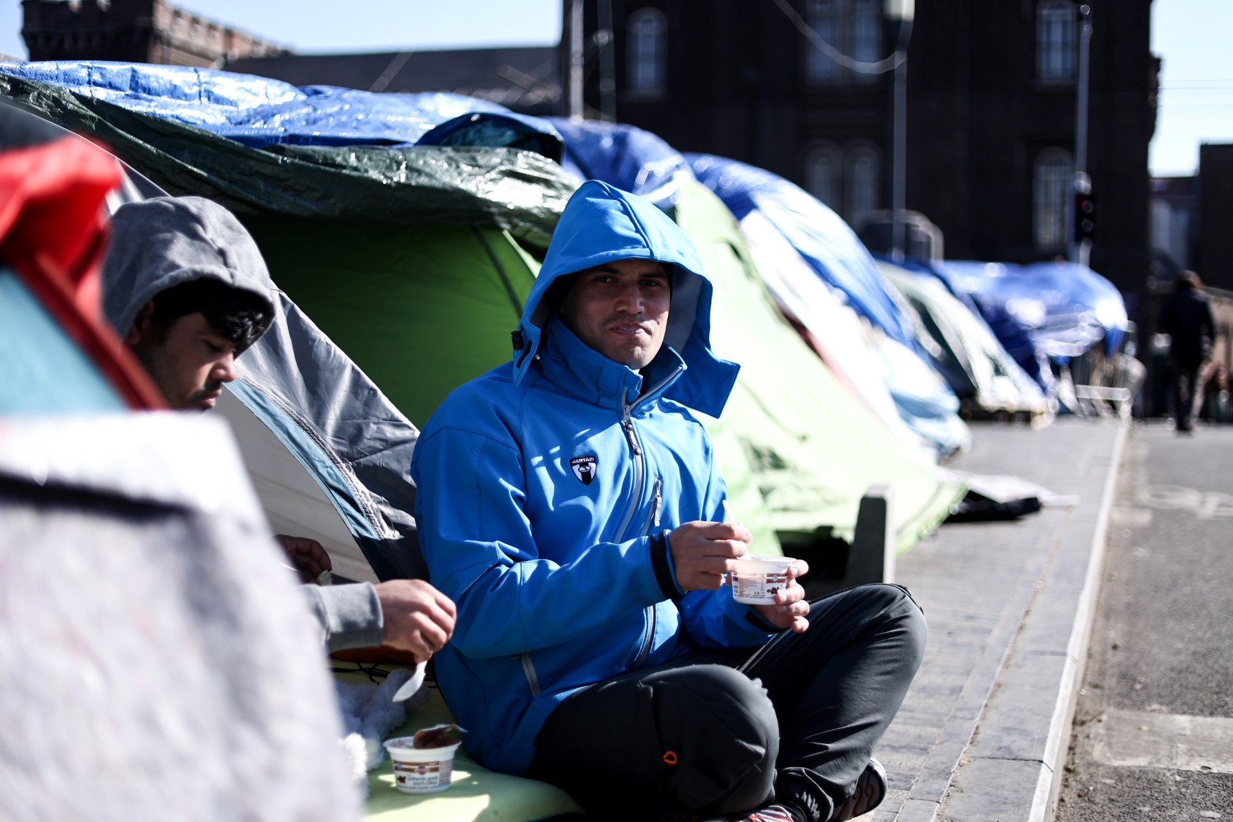 Des demandeurs d'asile dans un camp de migrants improvisé à Bruxelles, le 2 mars 2023. (Photo de Kenzo Tribouillard / AFP)