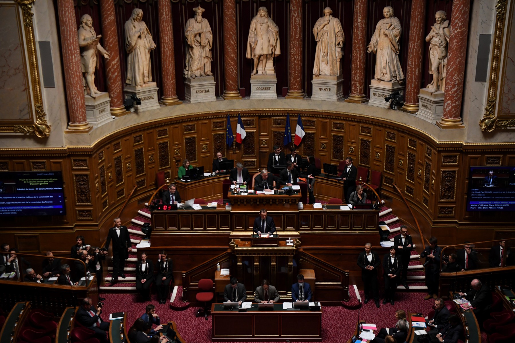 Retraites: Le Sénat accélère les débats en pleine nuit, la gauche vent debout