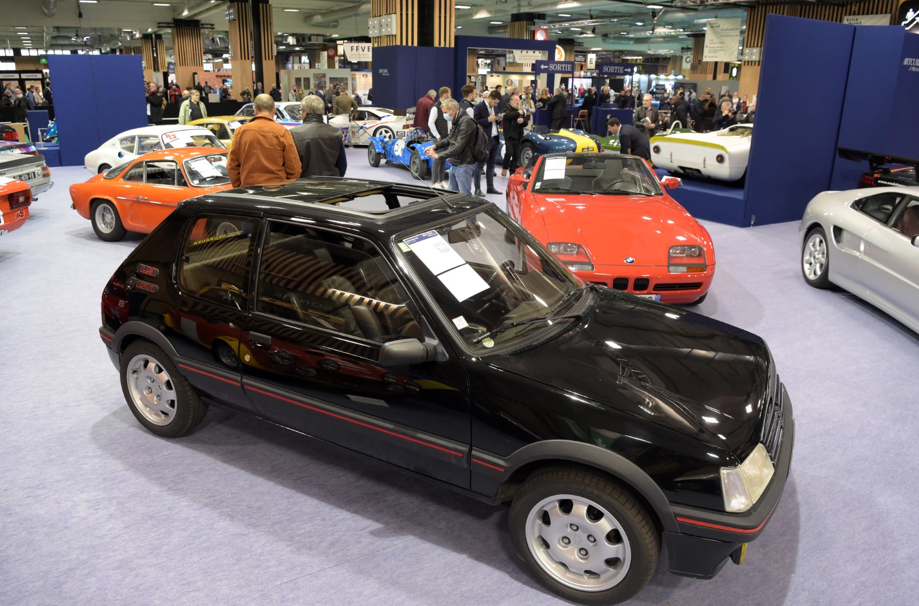 Dans cette photo d'archive prise le 16 mars 2022, une Peugeot 205 GTI de 1991 est exposée sur le stand d'exposition publique de la maison de vente aux enchères Artcurial avant la vente officielle du 18 mars au salon Rétromobile à Paris. (Photo d'Eric Piermont / AFP)