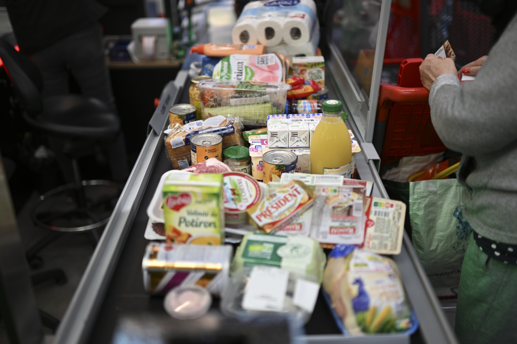 Sur cette photo d'archives prise le 3 novembre 2022, des articles alimentaires et des achats sont placés sur le tapis roulant à la caisse d'un supermarché à Septemes-les-Vallons près de Marseille, dans le sud de la France. (Photo de Christophe Simon / AFP)