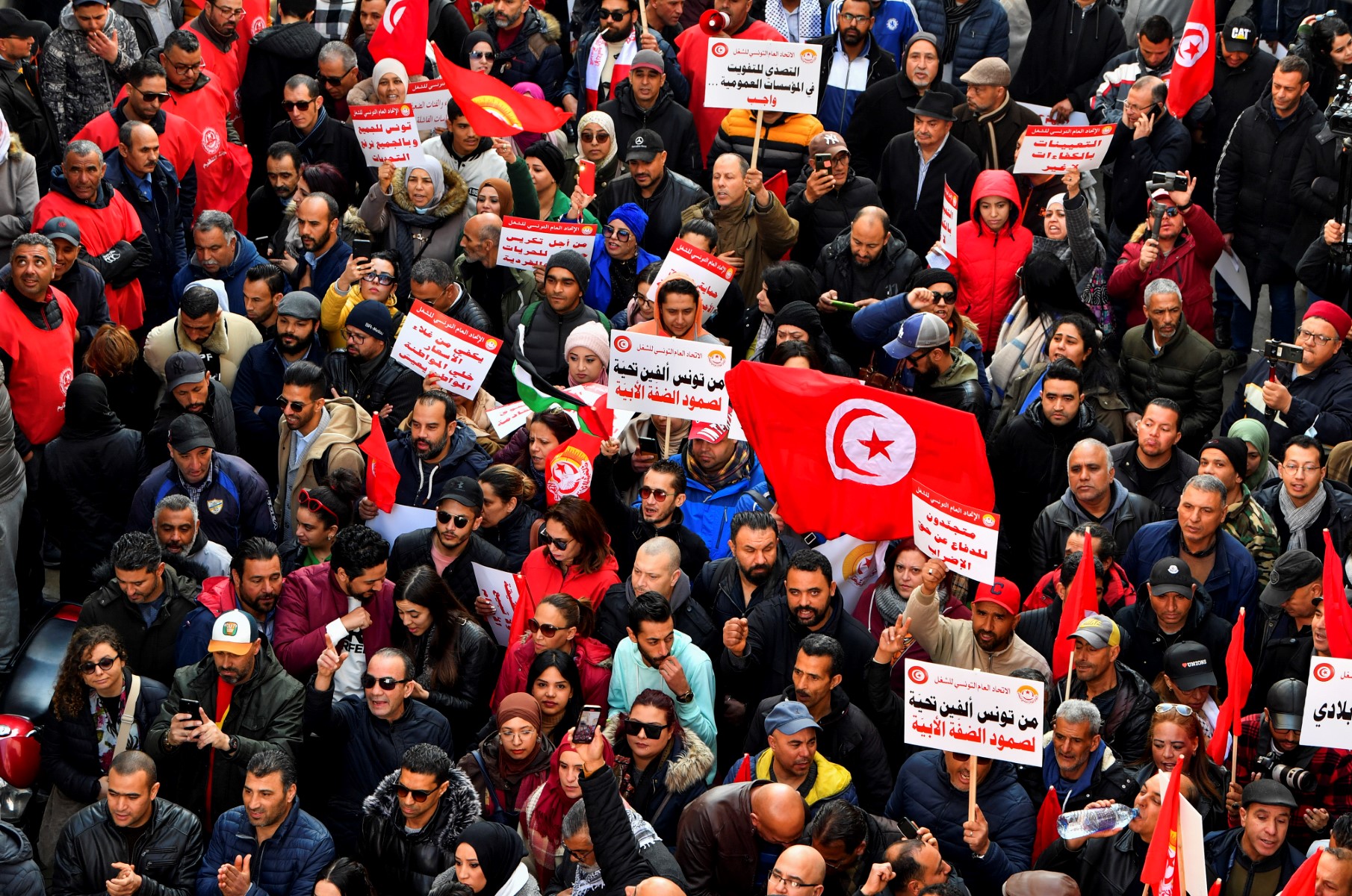 Tunisie: des centaines d'opposants pressent le président de «libérer les détenus»