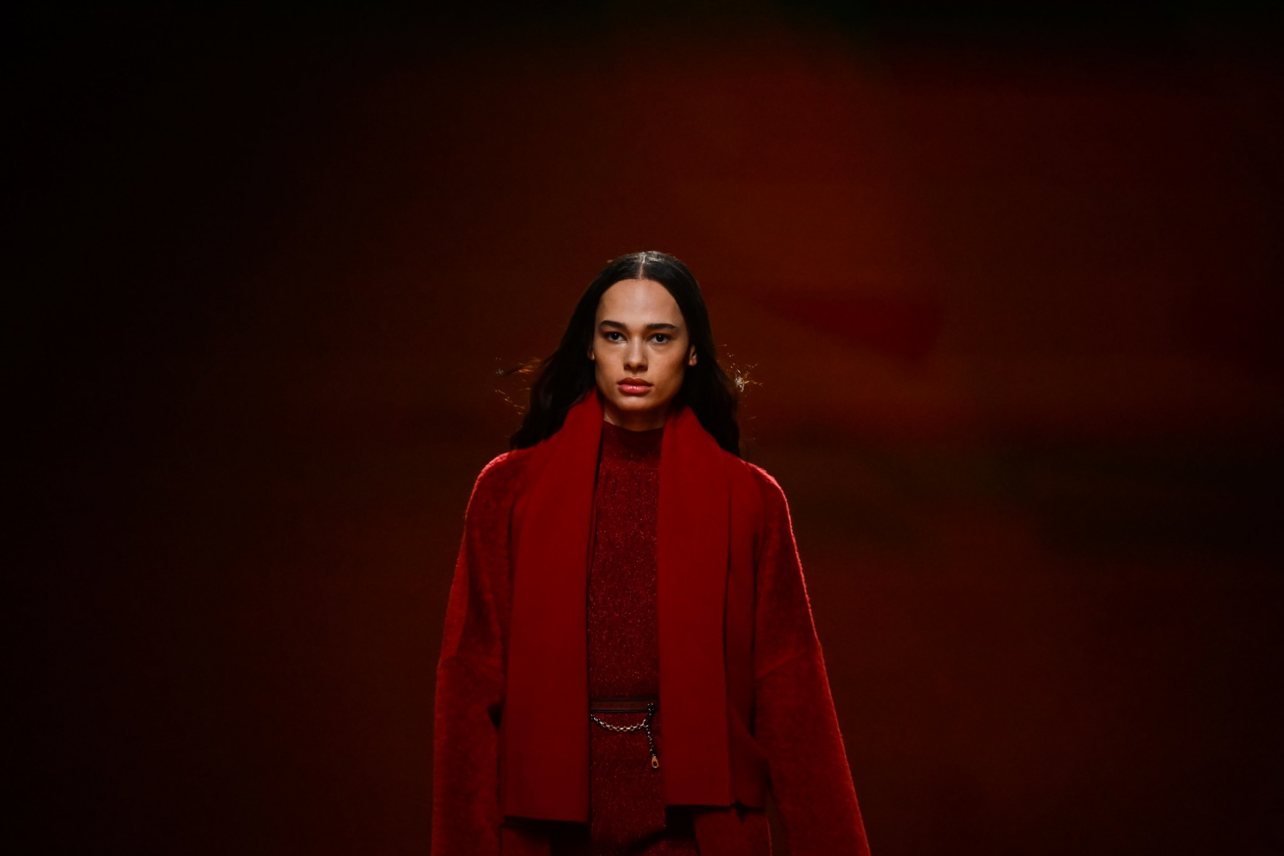 Rouge total pour une femme Hermès puissante et sensuelle