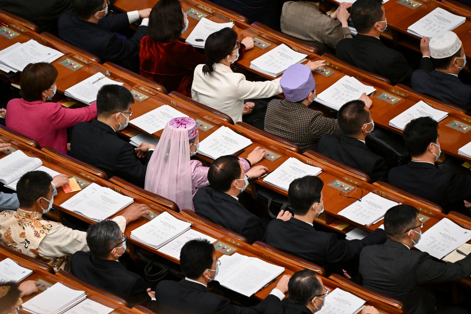 Des délégués assistent à la session d'ouverture de l'Assemblée nationale populaire (ANP) au Grand Hall du Peuple à Pékin, le 5 mars 2023. (Photo de Noel Celis / AFP)