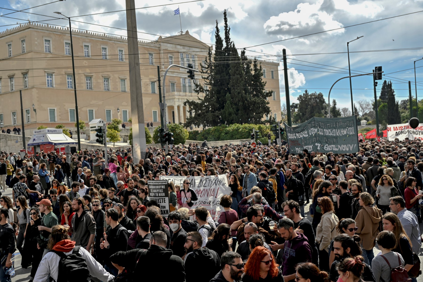 Catastrophe ferroviaire en Grèce: la colère dégénère en violences, le chef de gare en détention