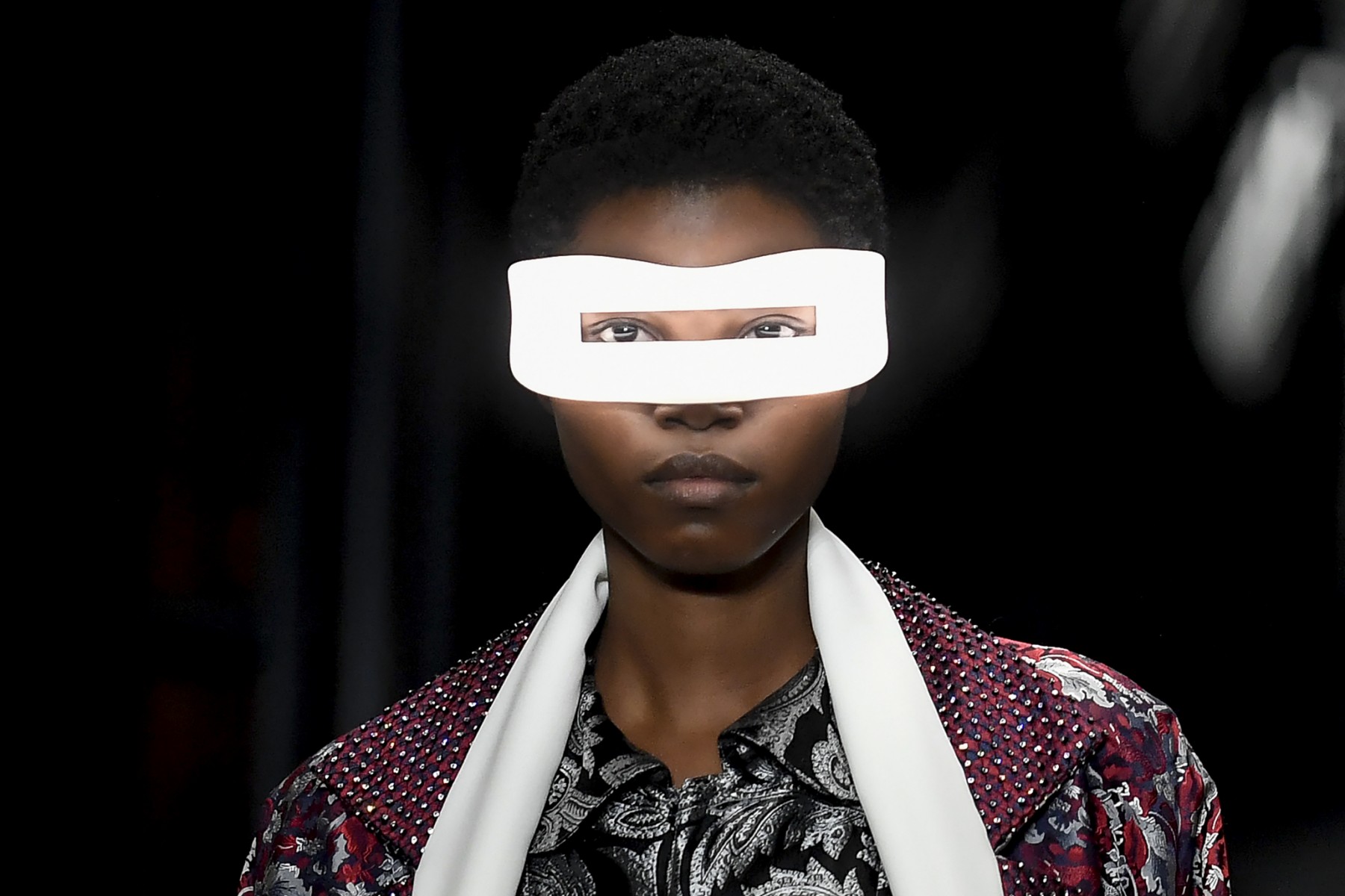 A Paris, la femme Vuitton éblouit avec des lunettes de lumière