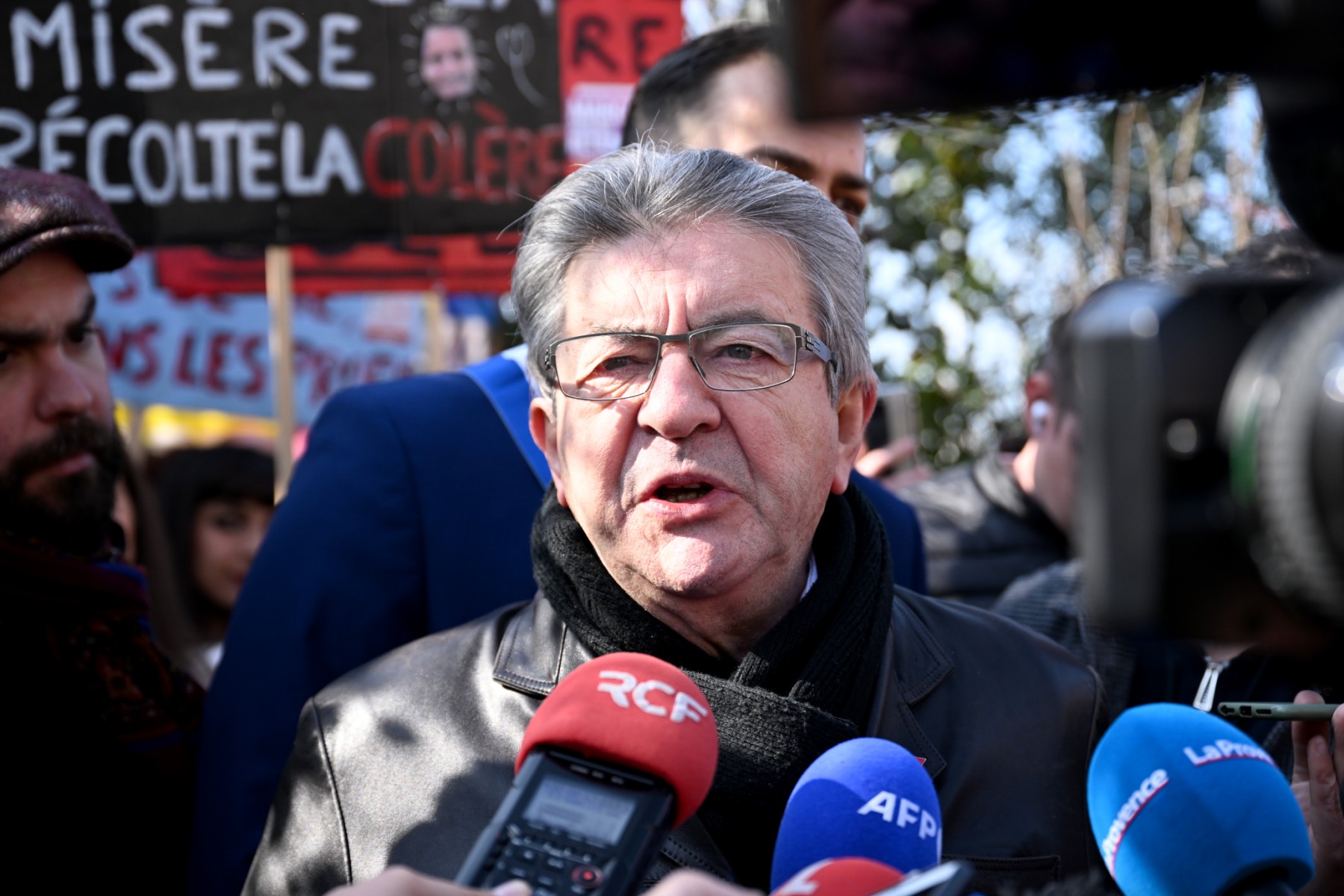 Retraites: Mélenchon demande «un référendum» ou «une dissolution» de l'Assemblée