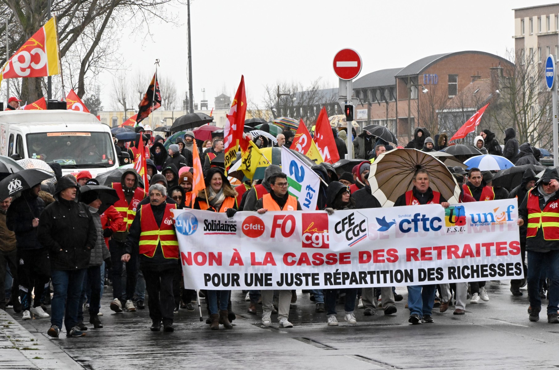 Retraites: dans la rue pour la 7e fois, les syndicats appellent Macron à « consulter le peuple»