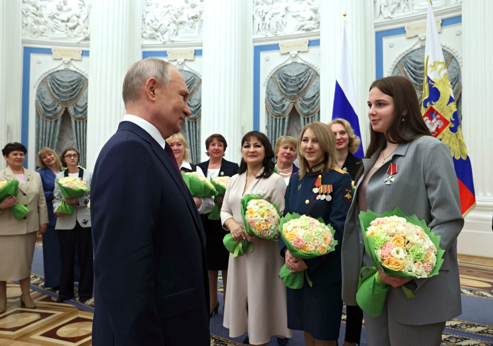 Ukraine: Pour le 8 mars, Poutine célèbre les femmes au service de la Russie