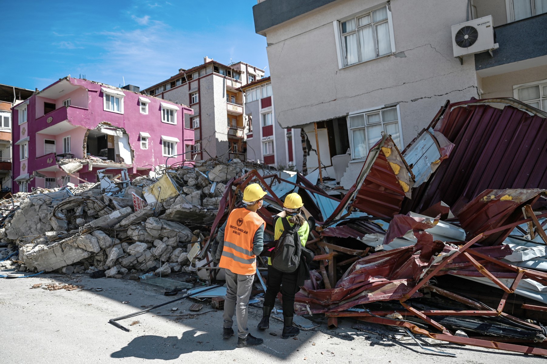 Turquie: les avocats dans les ruines en quête de justice