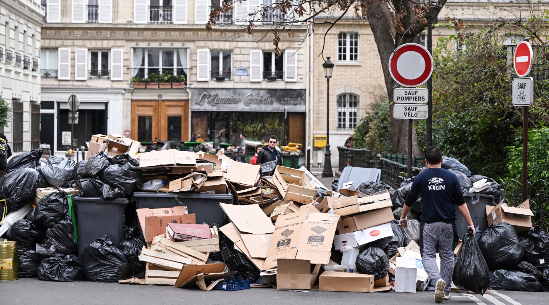 Retraites: des éboueurs toujours en grève, 5 400 t de déchets non ramassées à Paris