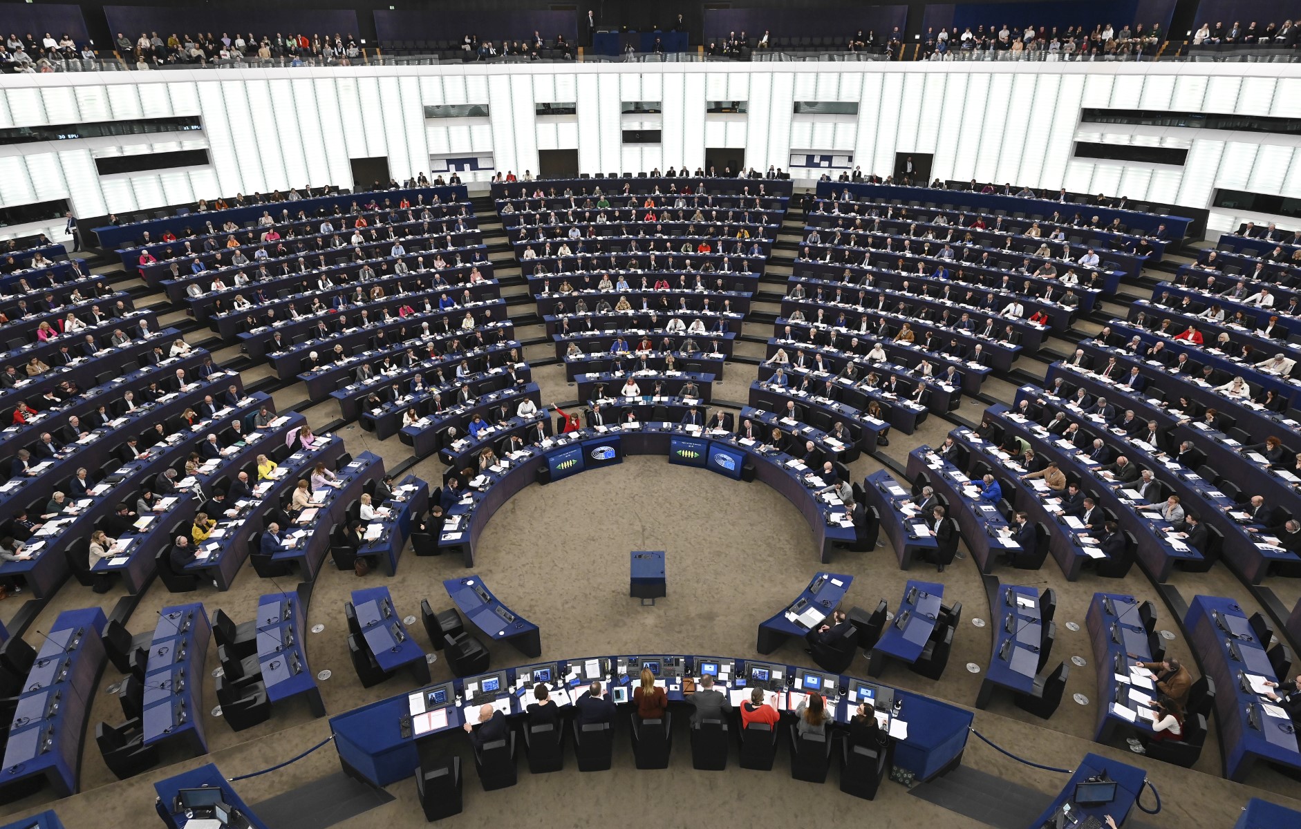 Des membres du Parlement européen participent à une séance de vote à Strasbourg (Photo, AFP).