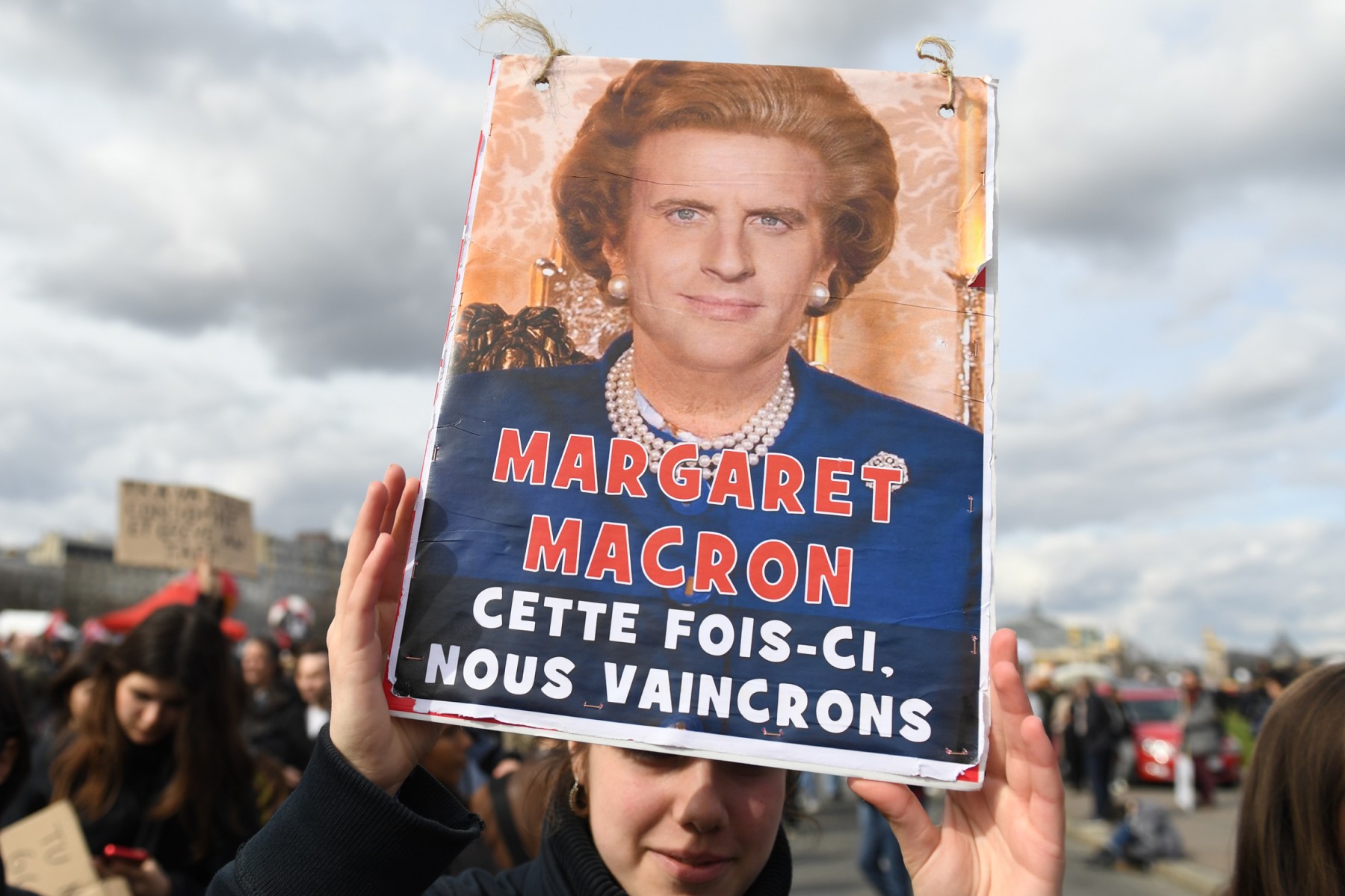 Coup de tonnerre en France: Macron choisit de passer en force sur les retraites