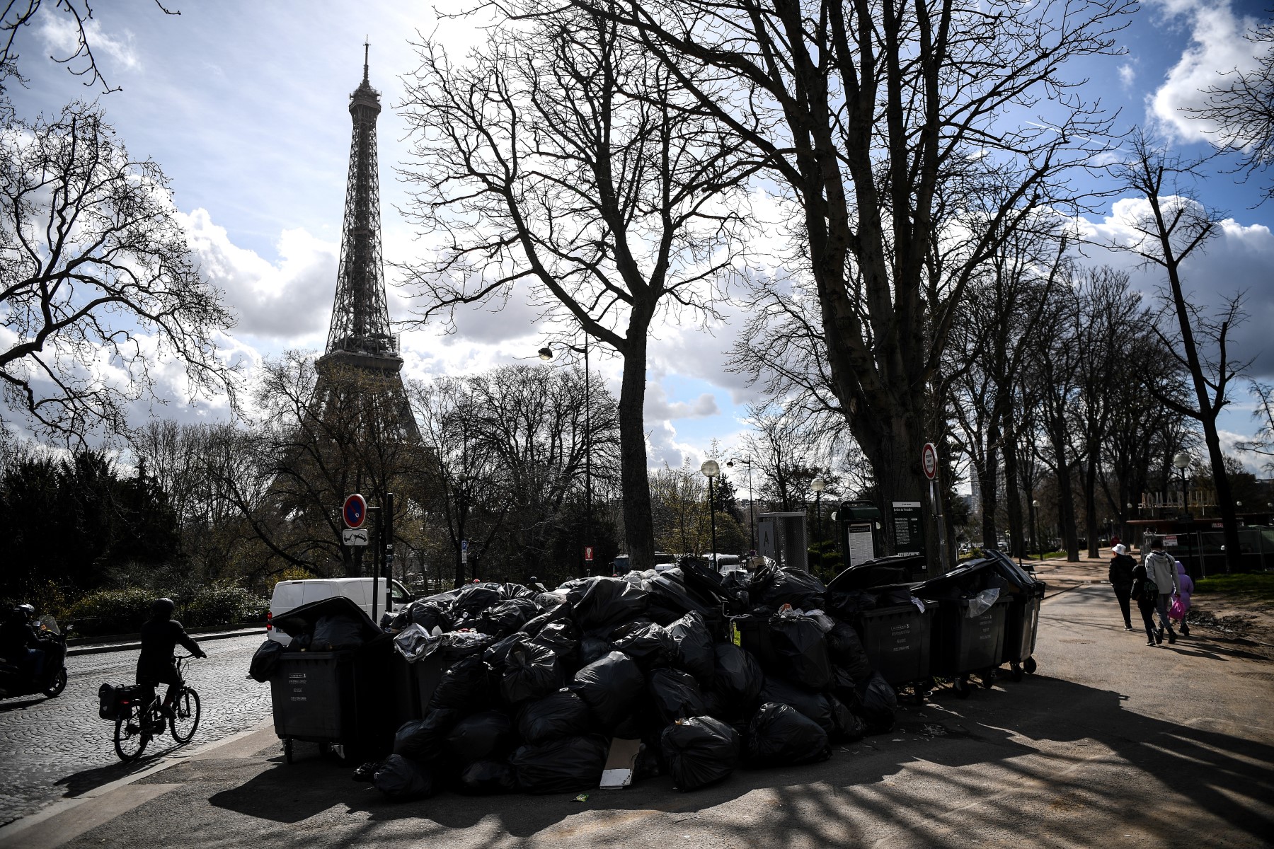 France: 10 000 tonnes d'ordures jonchent les rues de Paris