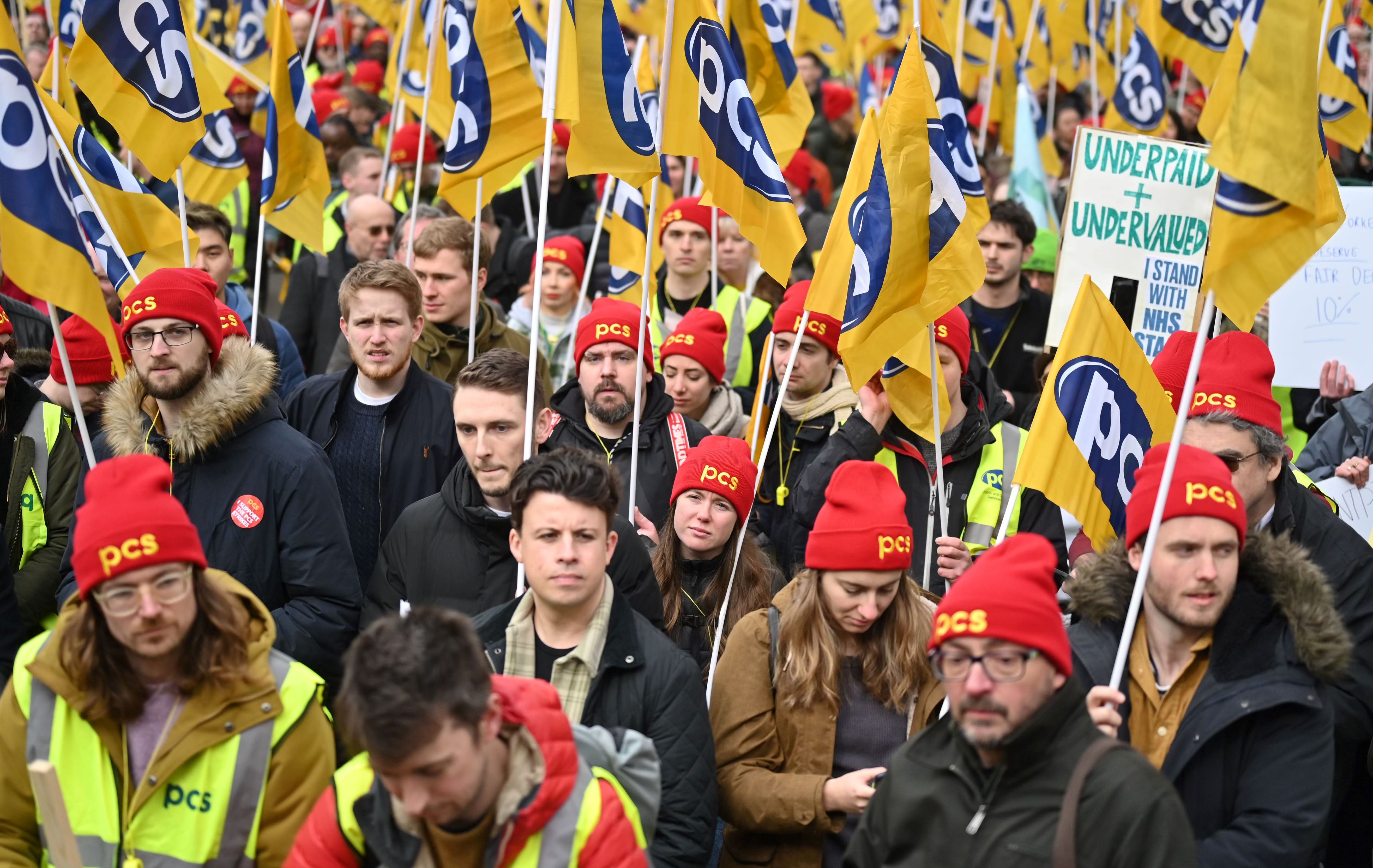 GB: Les salariés du secteur public annoncent une série de grèves en avril