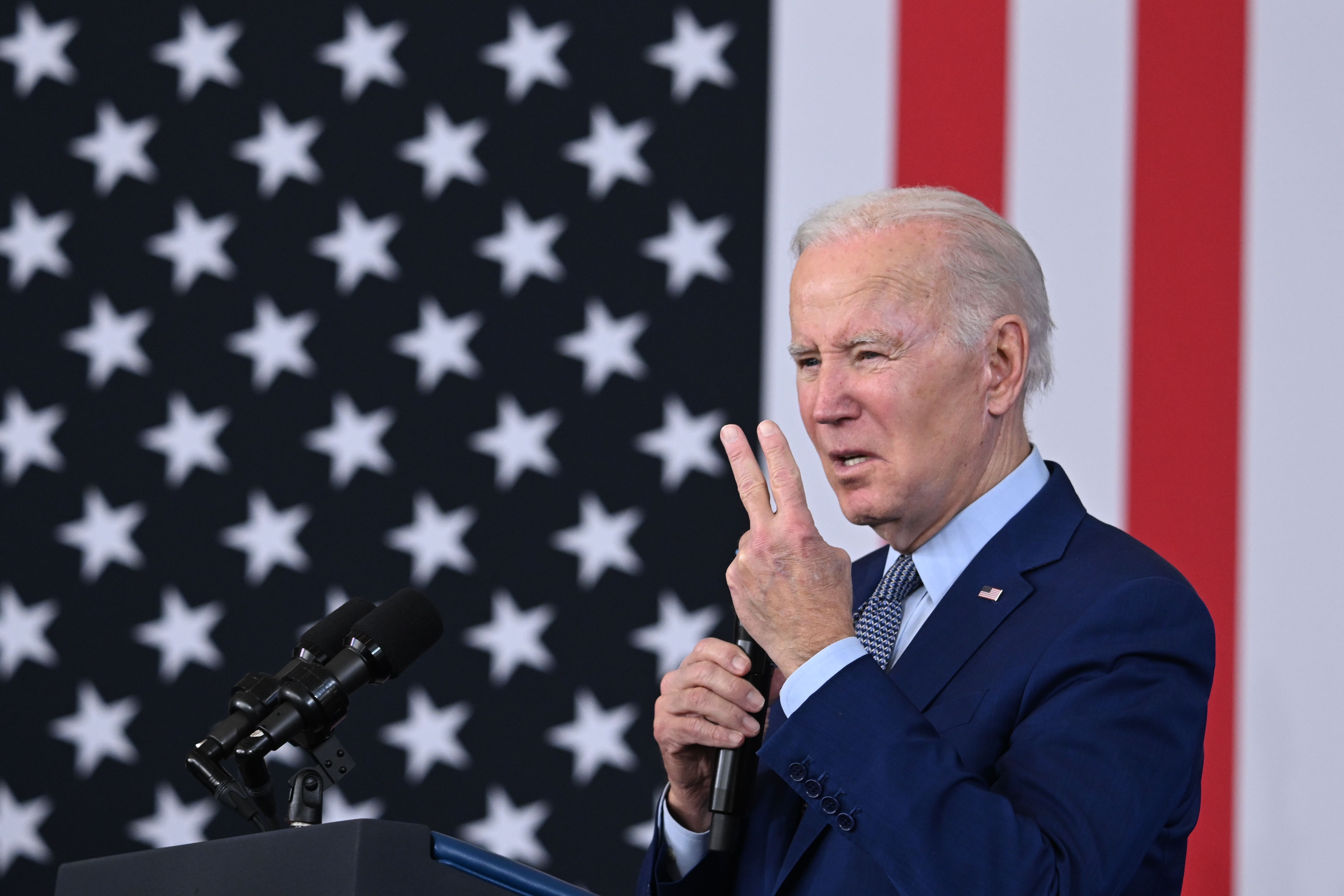 Biden poursuit son offensive contre les grands laboratoires pharmaceutiques