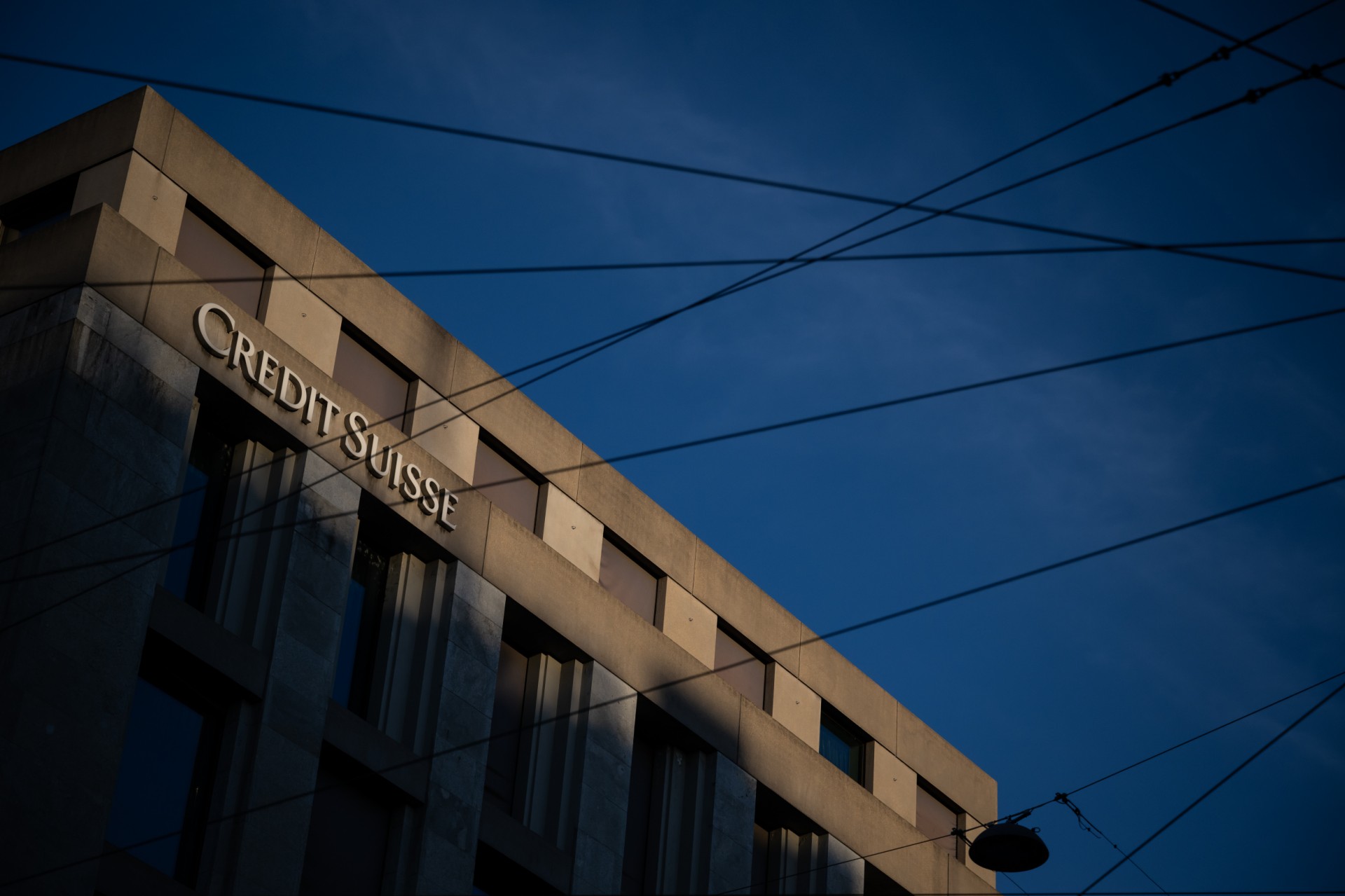 Une enseigne de la banque Credit Suisse sur un bâtiment à Genève, le 15 mars 2023. (Photo de Fabrice COFFRINI / AFP)