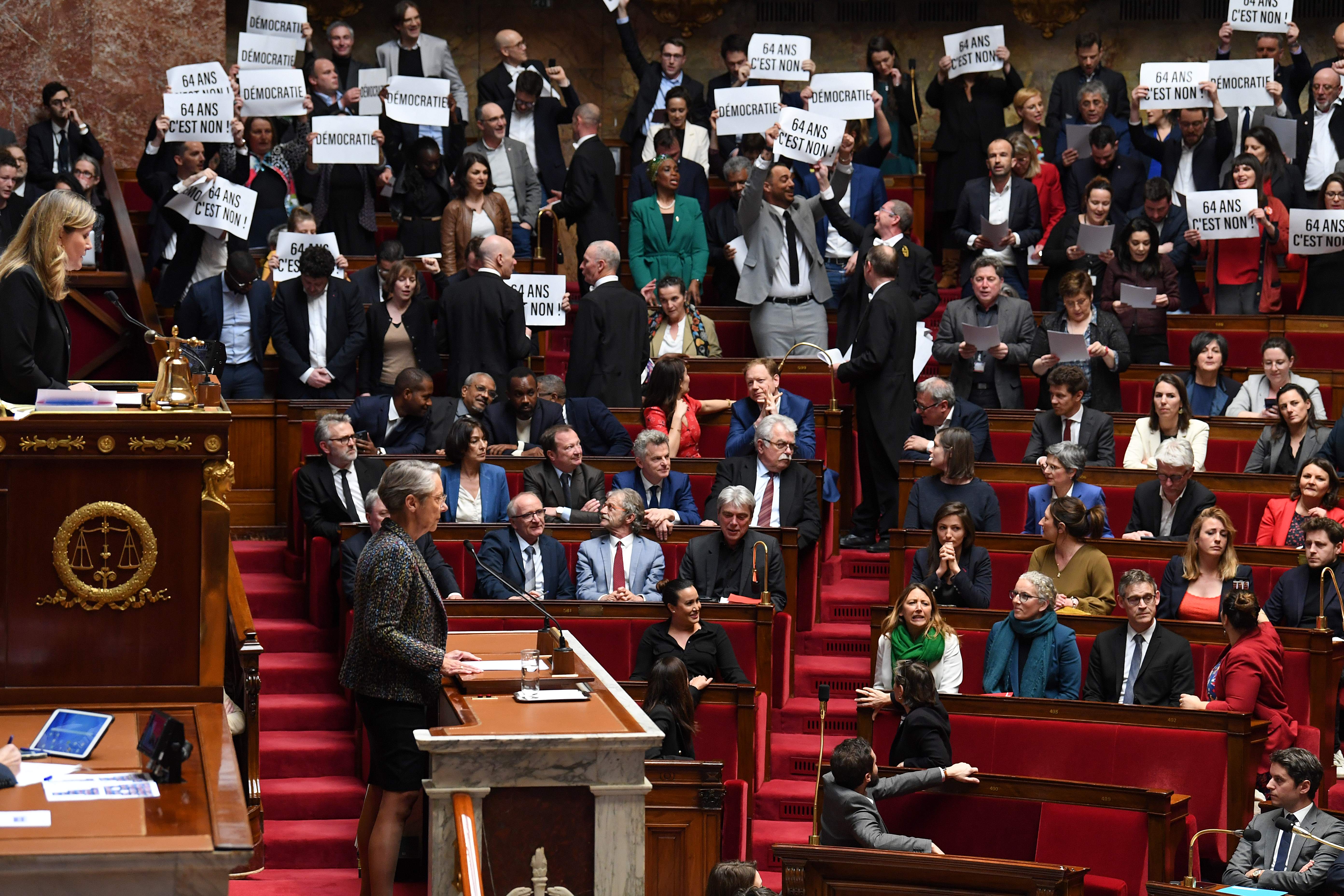 Retraites: Macron engage le 49.3, le gouvernement fragilisé, les oppositions requinquées