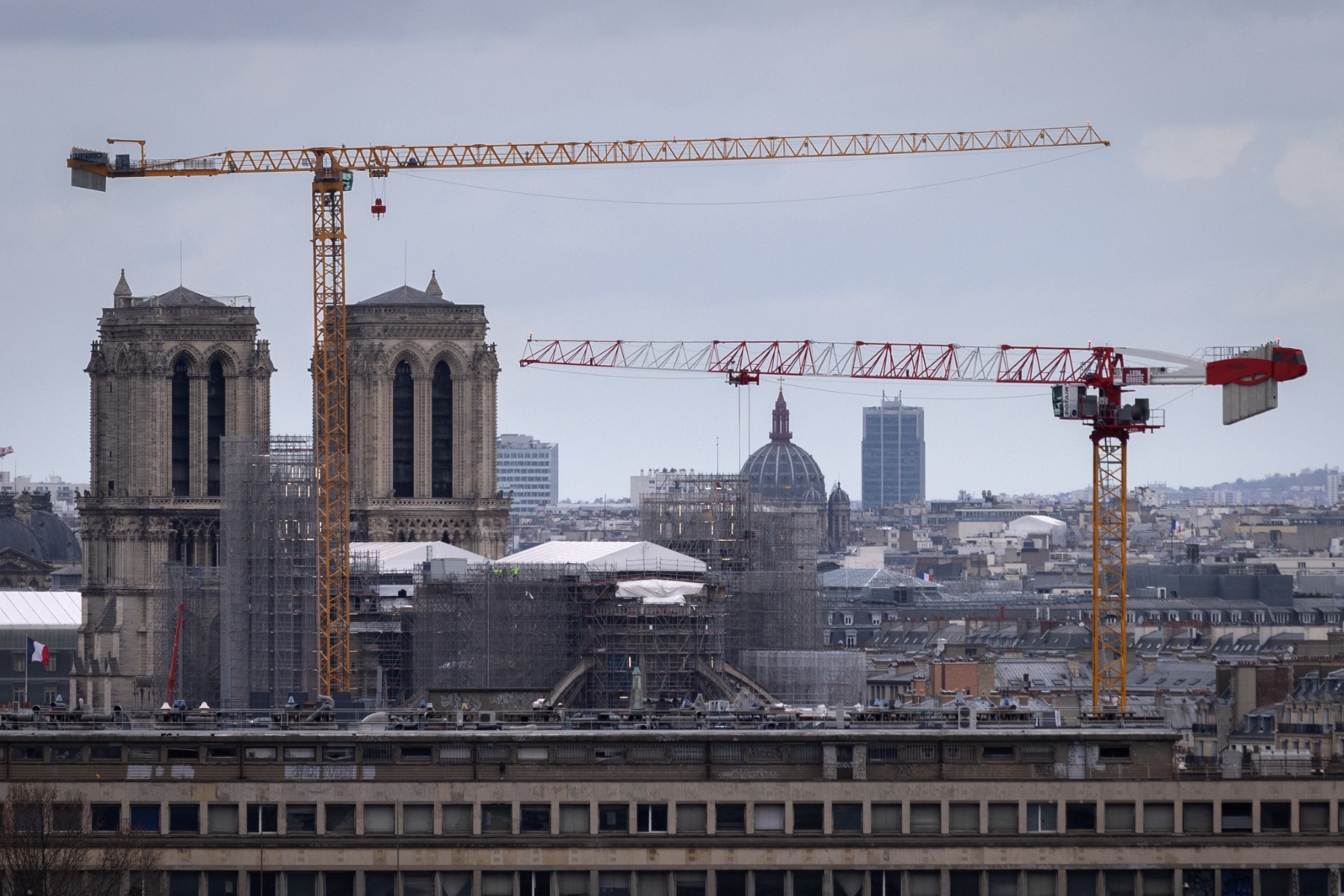 Après la tour Eiffel, les défenseurs du français visent Notre-Dame