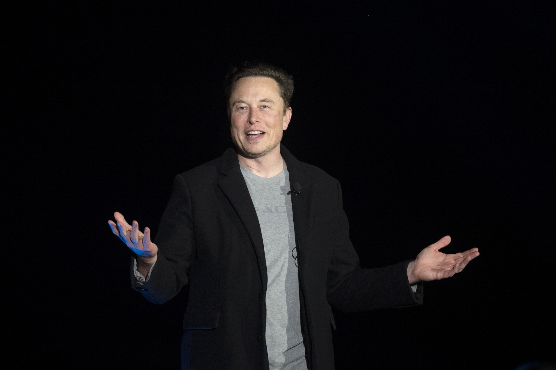 Sur cette photo prise le 10 février 2022, Elon Musk s'exprime lors d'une conférence de presse à la base Starbase de SpaceX, près du village de Boca Chica, dans le sud du Texas. (Photo par JIM WATSON / AFP)