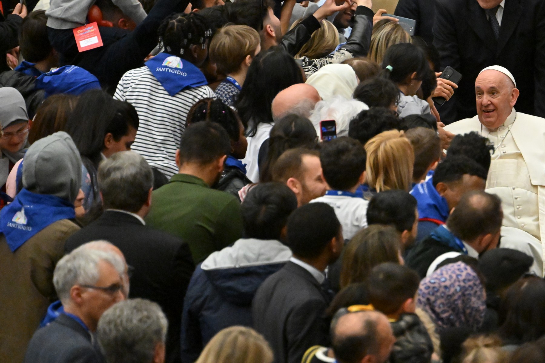 Le pape reçoit en audience des réfugiés arrivés grâce aux couloirs humanitaires