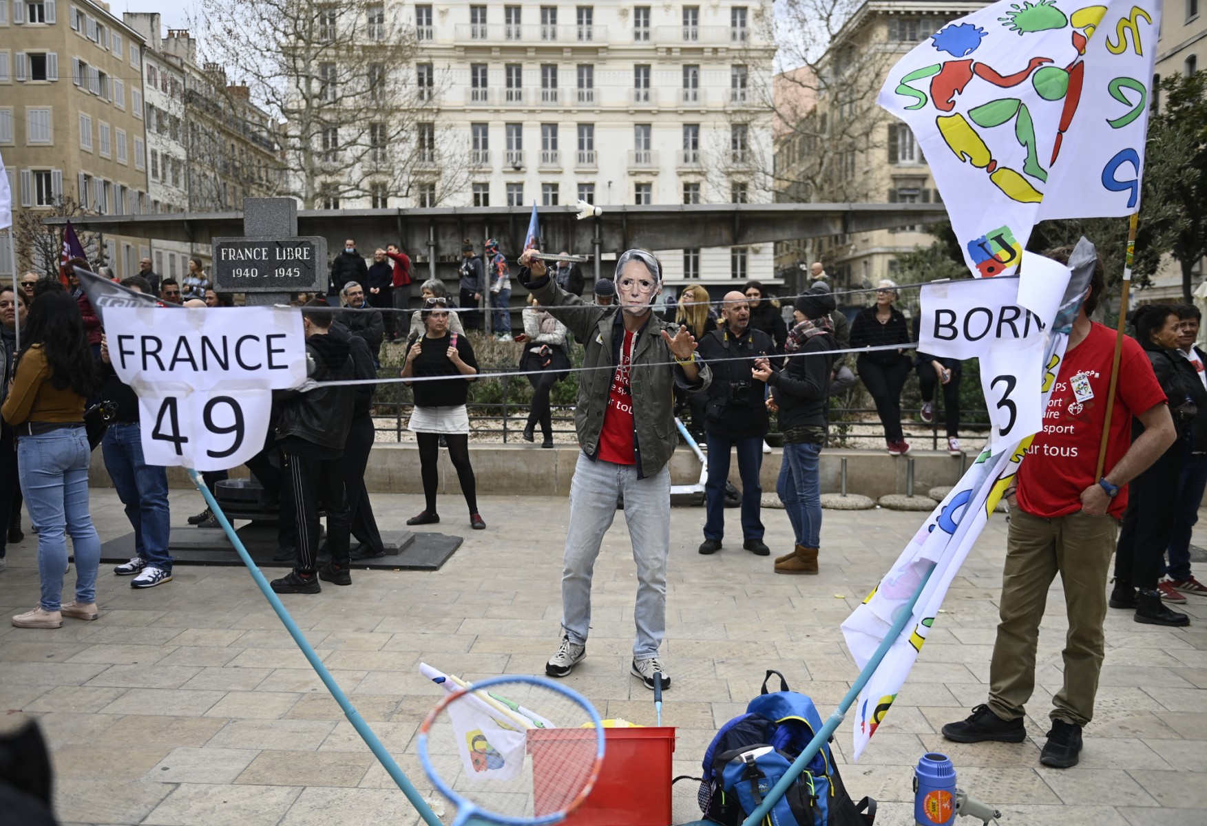 Un manifestant, portant un masque représentant la Première ministre française Elisabeth Borne, participe à une manifestation à Marseille, dans le sud de la France, le 18 mars 2023, deux jours après que le gouvernement français a fait passer une réforme des retraites au Parlement sans vote, en utilisant l'article 49.3 de la Constitution. (Photo par Clement Mahoudeau / AFP).