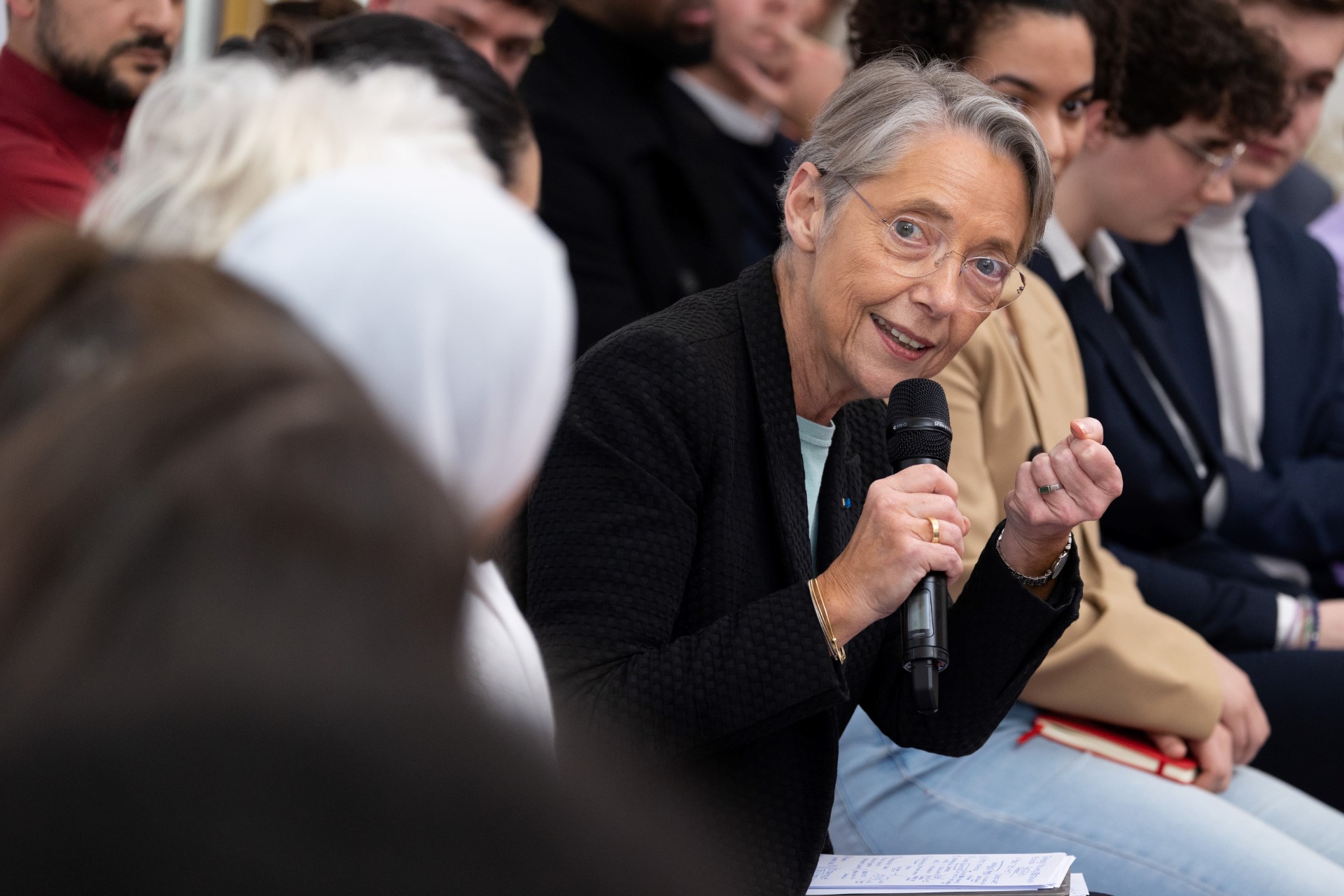 En pleine crise politique, Borne participe à un CNR jeunesse