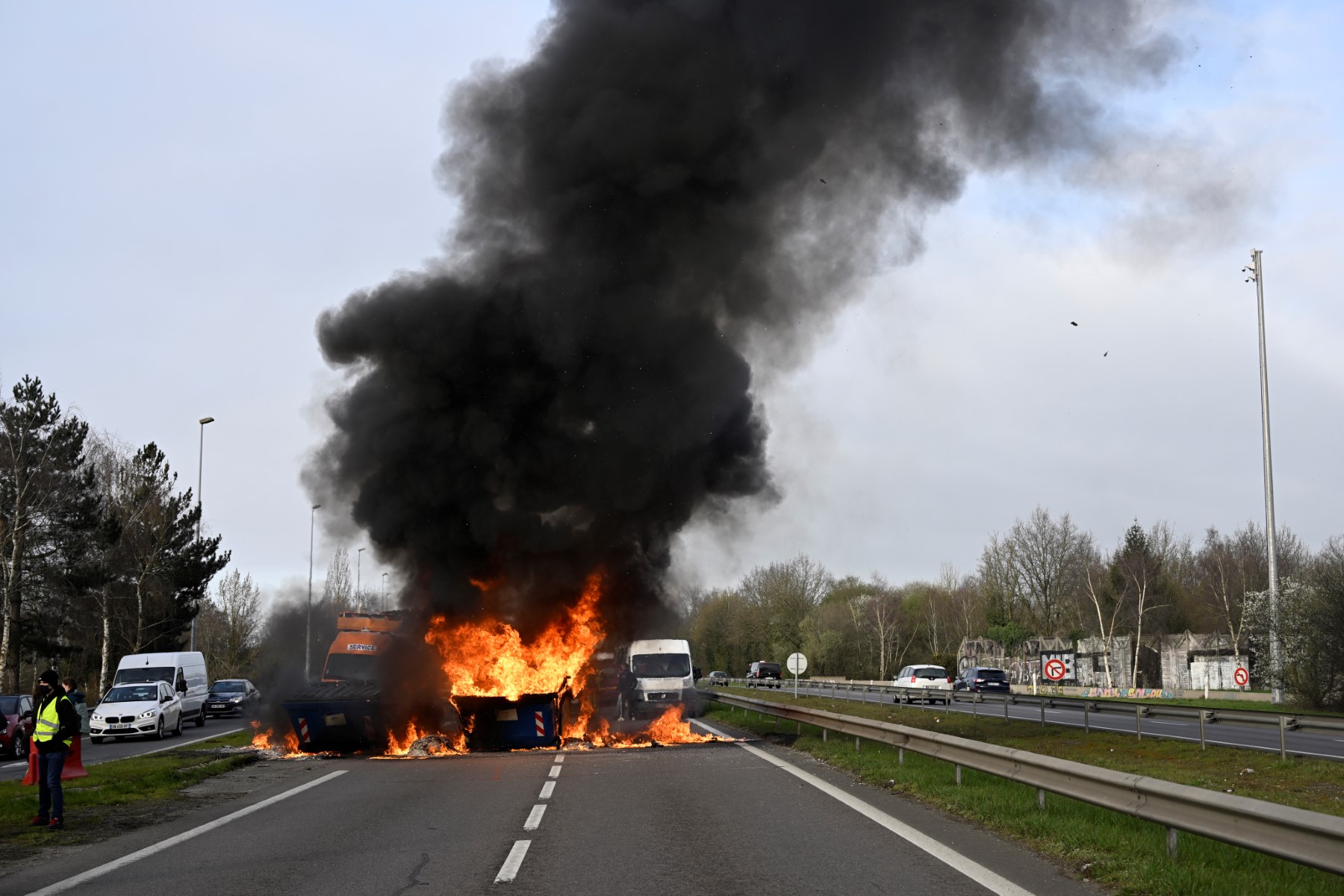 Retraites: routes bloquées, réquisitions et mouvements sociaux dans plusieurs régions