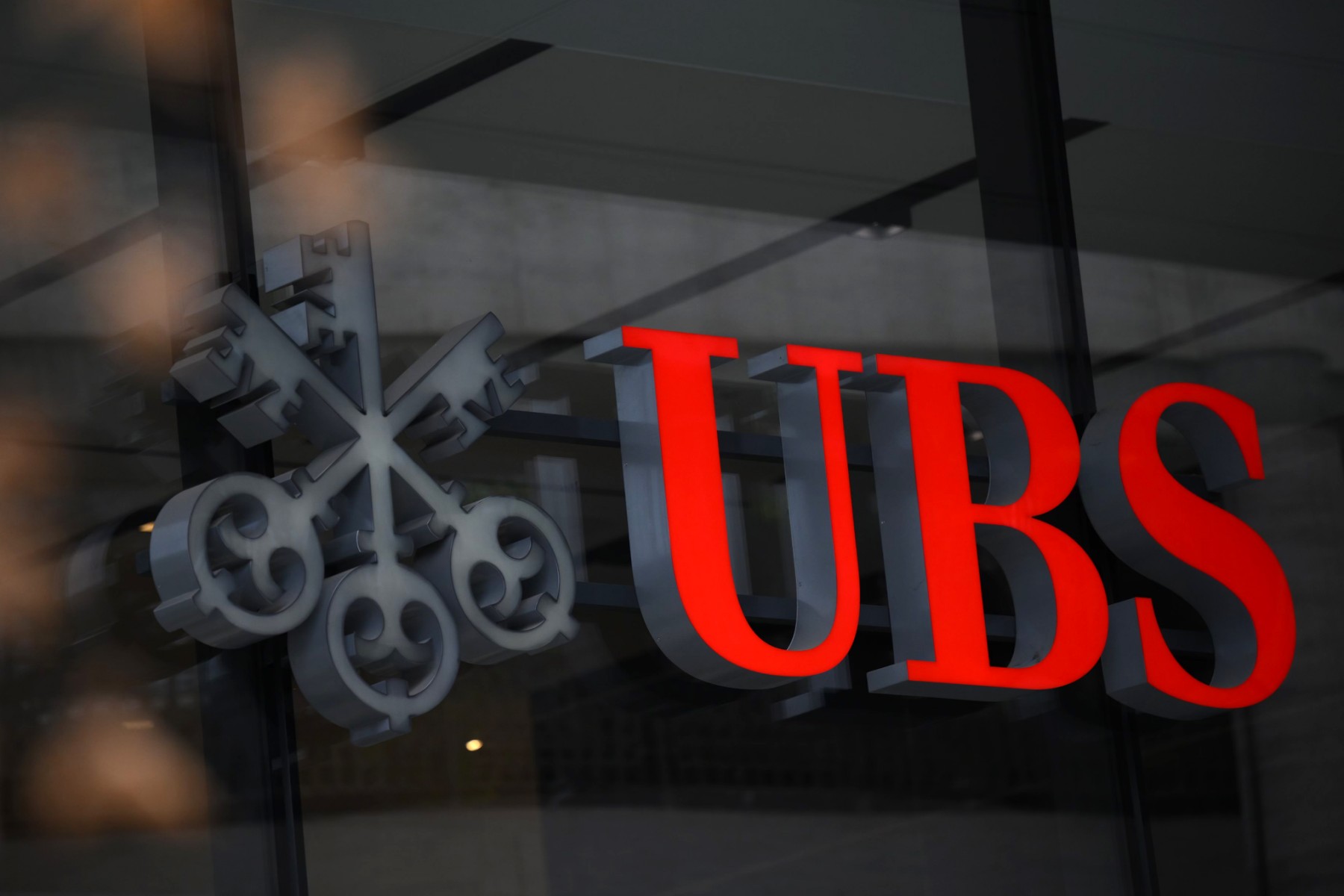 La fusion forcée UBS - Credit Suisse fort critiquée en Suisse