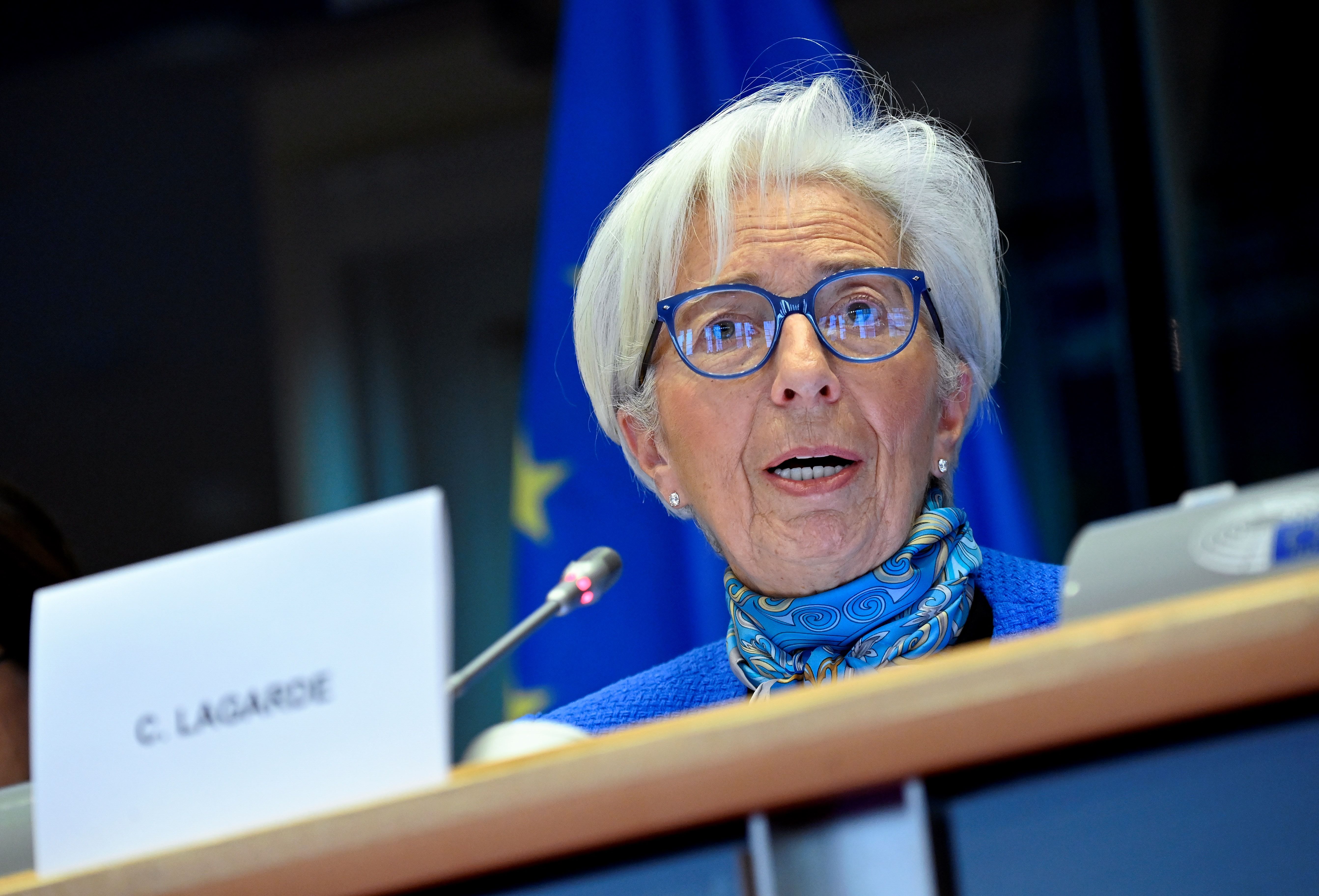 Les turbulences financières créent des risques pour l'économie, dit Lagarde
