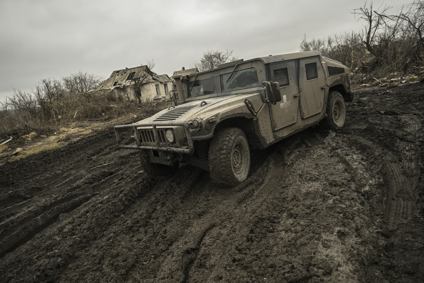 Guerre en Ukraine: la boue, l'ennemi commun