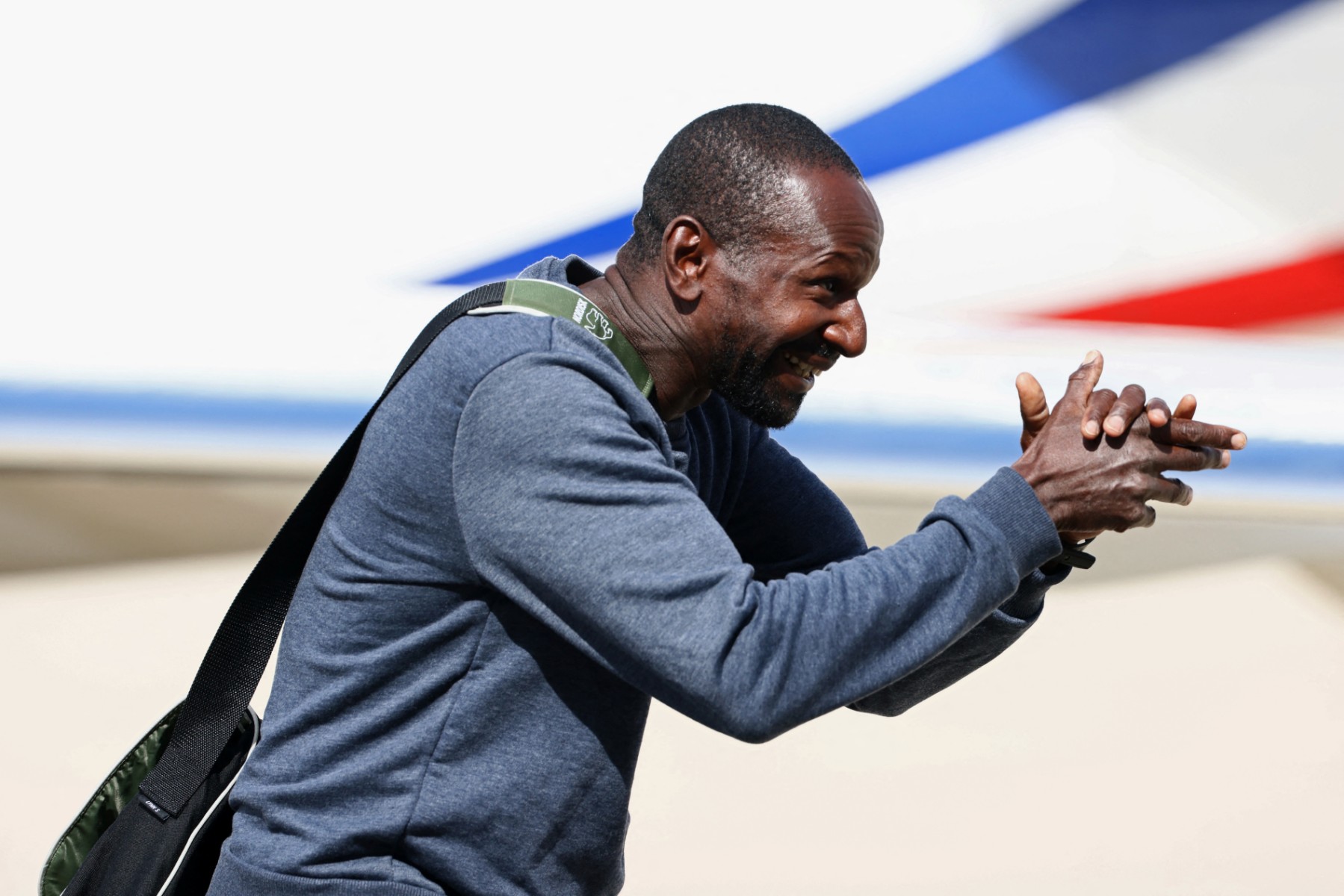 Le journaliste français Olivier Dubois, ex-otage au Sahel, arrivé en France