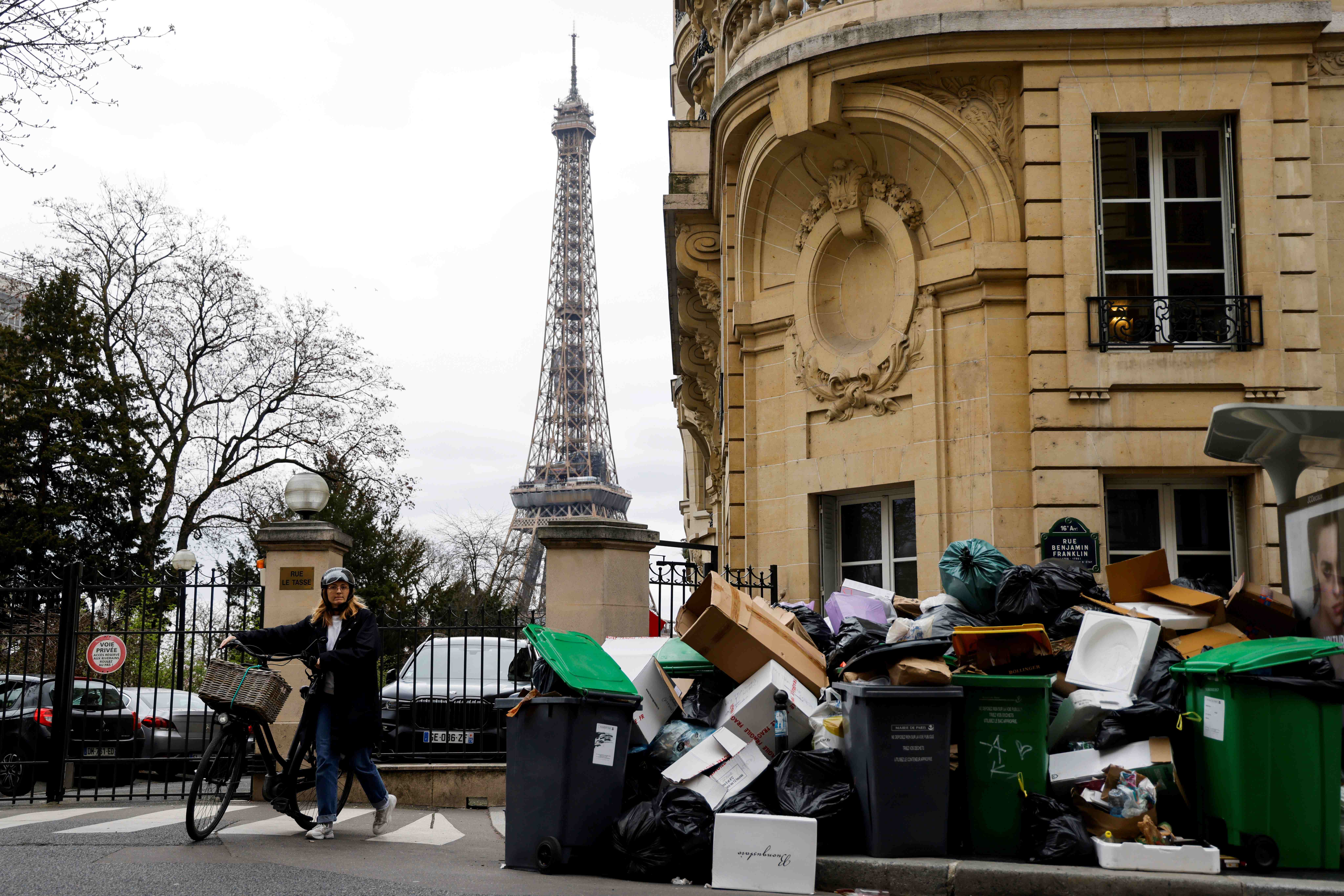 Retraites: la grève des éboueurs à Paris reconduite jusqu'à lundi