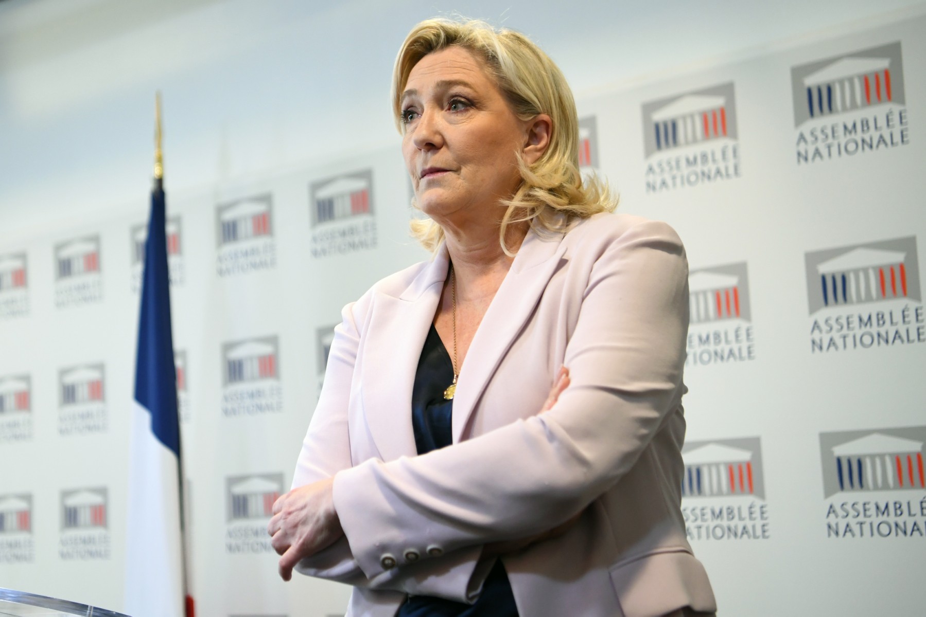 Devant la crise, Le Pen fait le service minimum mais espère des dividendes