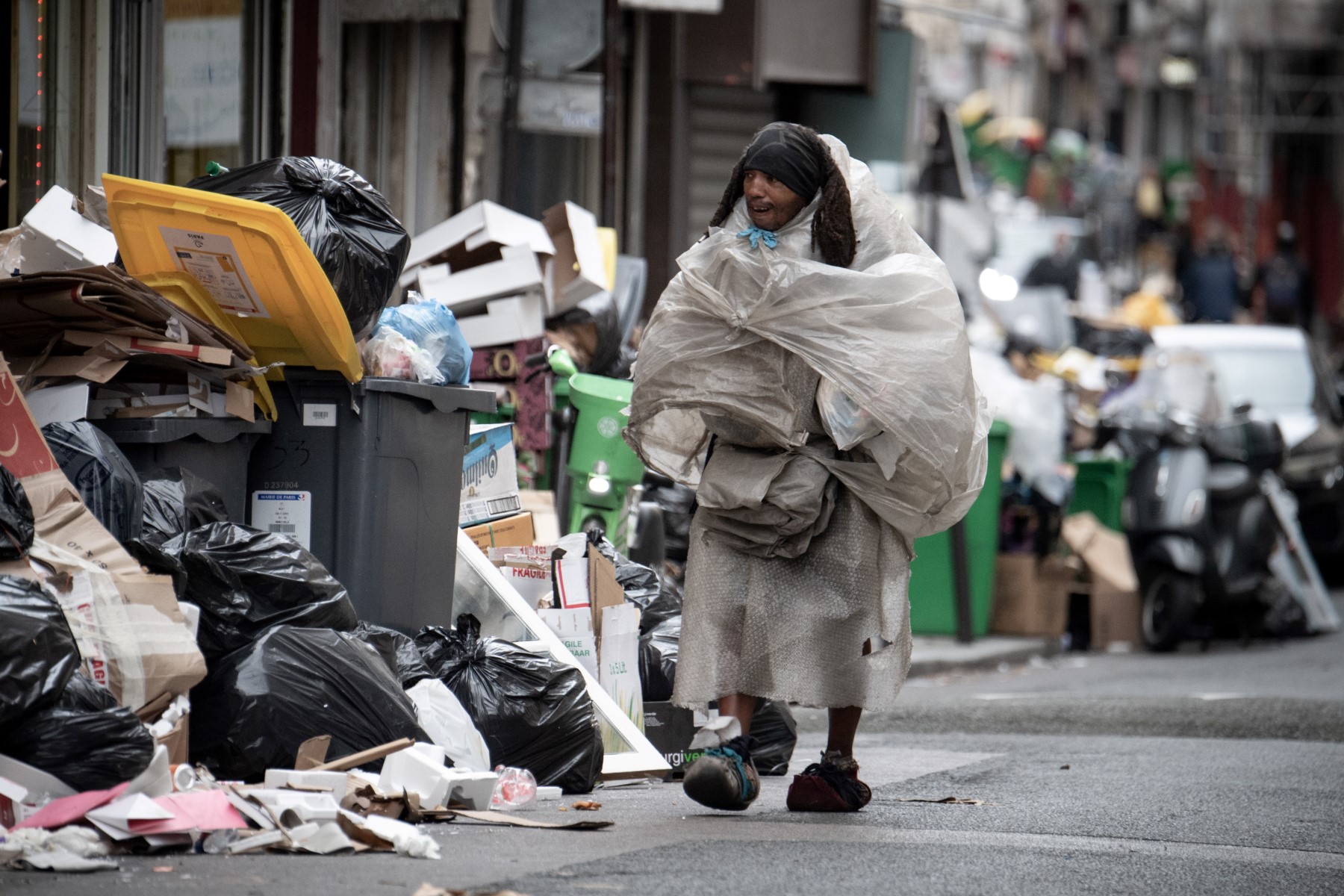 Grève des éboueurs à Paris: Des sites d'incinération toujours bloqués, préavis levé chez un prestataire privé
