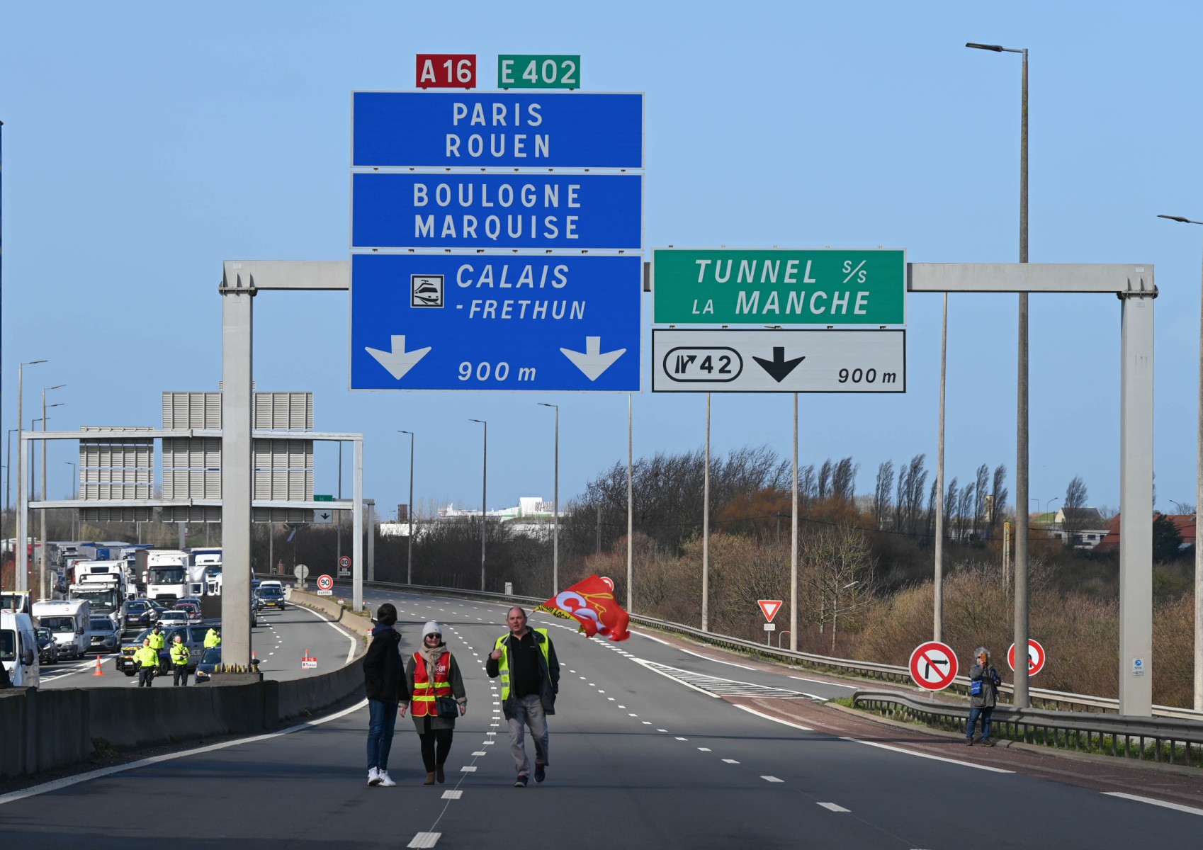 Retraites en France: une banderole géante «Désolé Charles» déployée face aux côtes anglaises