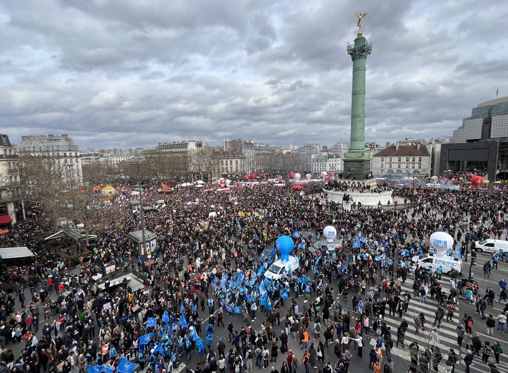 Des manifestants se rassemblent sur la place de la Bastille pour participer à une manifestation une semaine après que le gouvernement a fait passer une réforme des retraites au parlement sans vote, en utilisant l'article 49.3 de la constitution, à Paris le 23 mars 2023. (Photo par Thomas Samson / AFP)