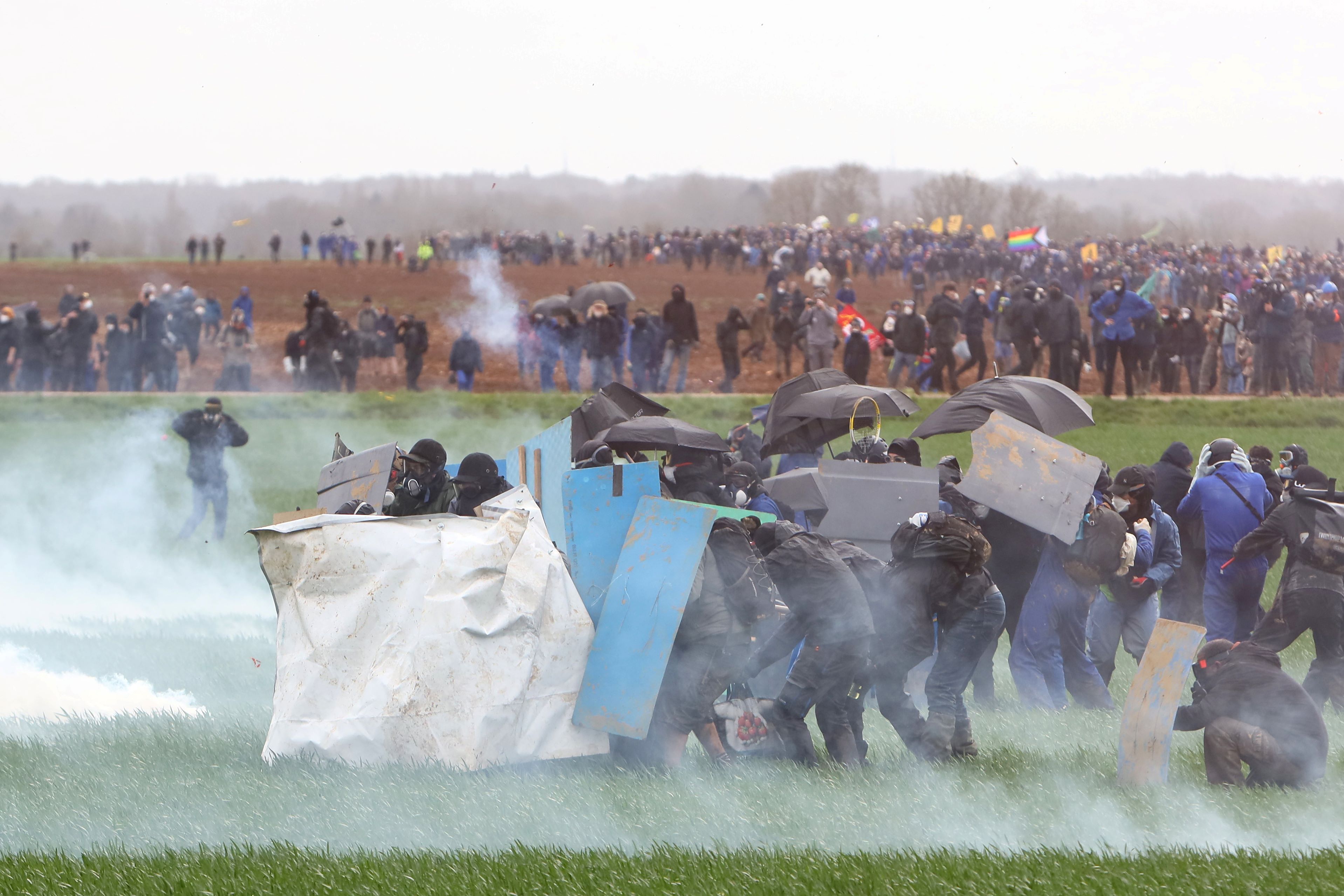 France: affrontements entre manifestants opposés à un projet de «bassines» et forces de l'ordre