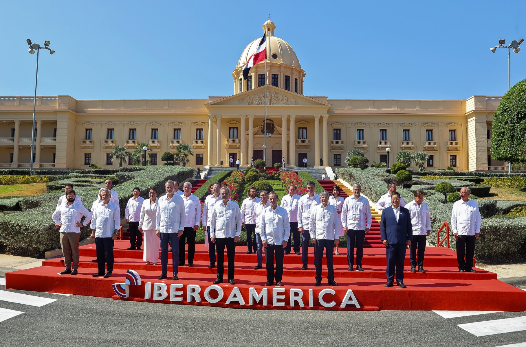Les dirigeants posant pour la photo de groupe officielle du XXVIIIe Sommet ibéro-américain des chefs d'État et de gouvernement, devant le Palais national à Saint-Domingue, le 25 mars 2023. (Photo du ministère dominicain des Affaires étrangères / AFP)