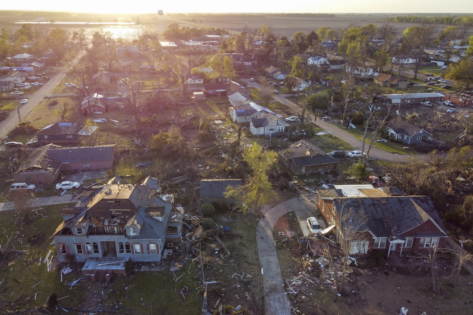 Vue aérienne d'un quartier détruit à Rolling Fork, Mississippi, après qu'une tornade a touché la région le 25 mars 2023. (Photo Chandan Khanna / AFP)