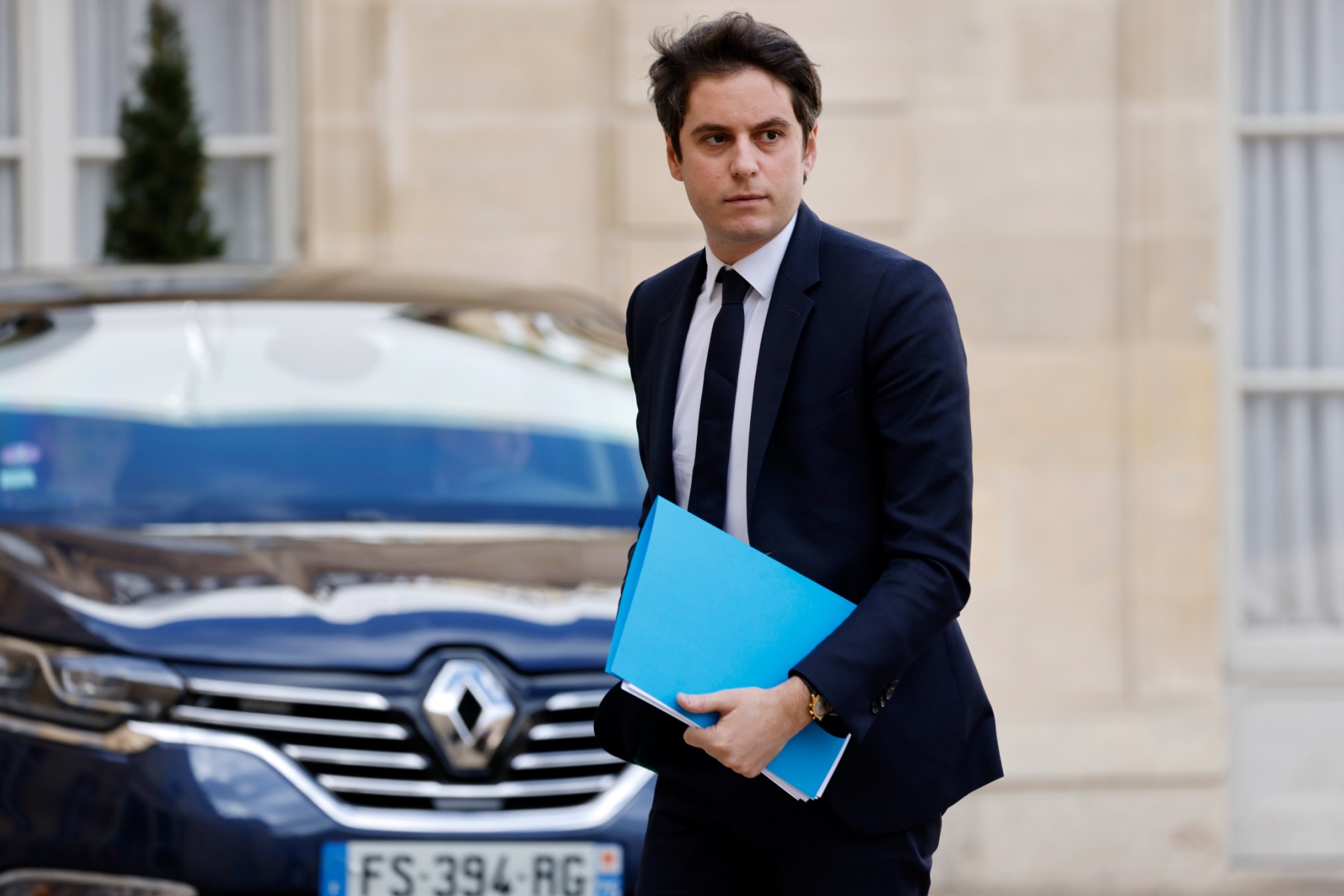 Gabriel Attal «intransigeant» après l'incendie d'un centre des impôts
