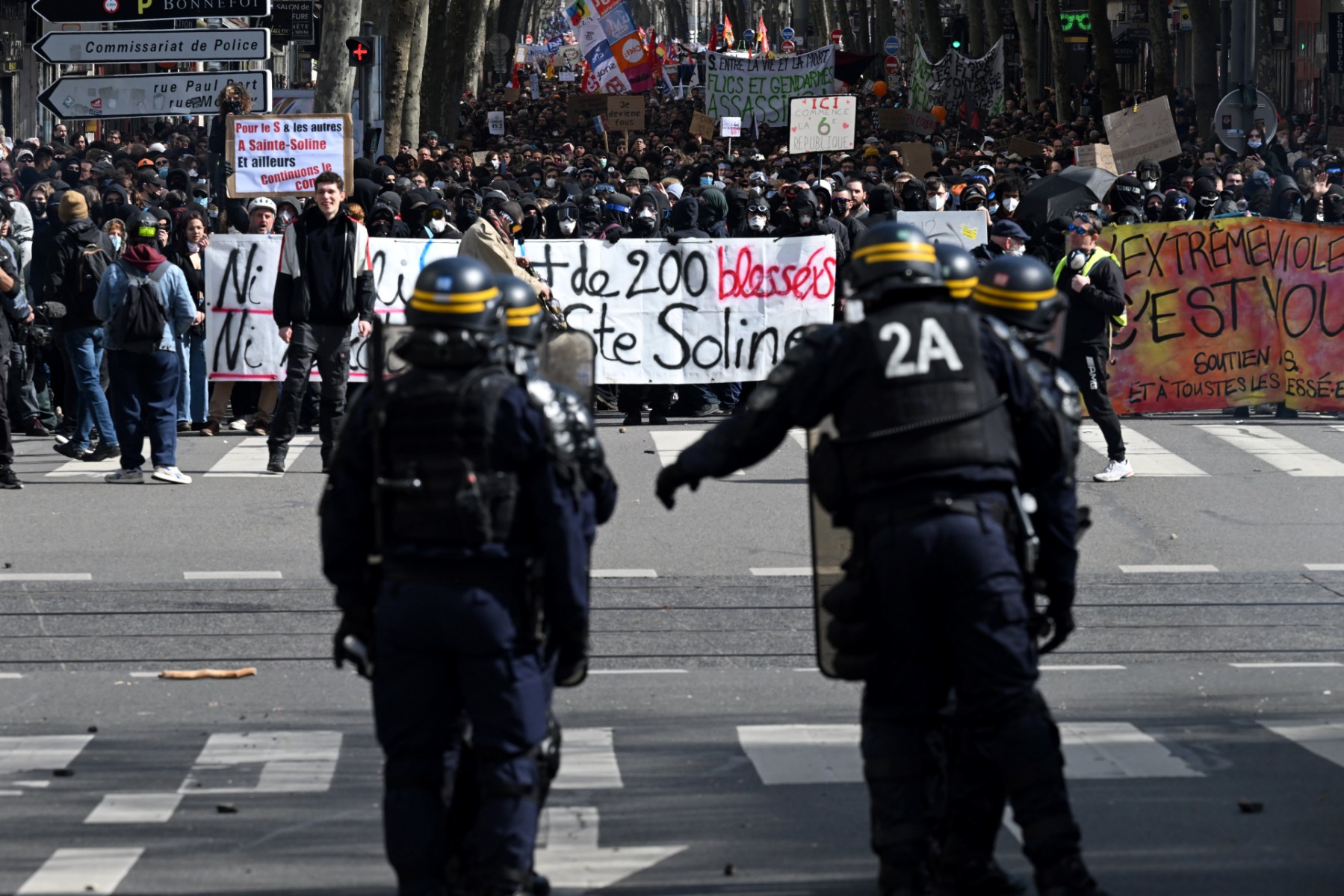 «Sainte-Soline, on n'oublie pas»: Des milliers de personnes manifestent dans plusieurs villes de France