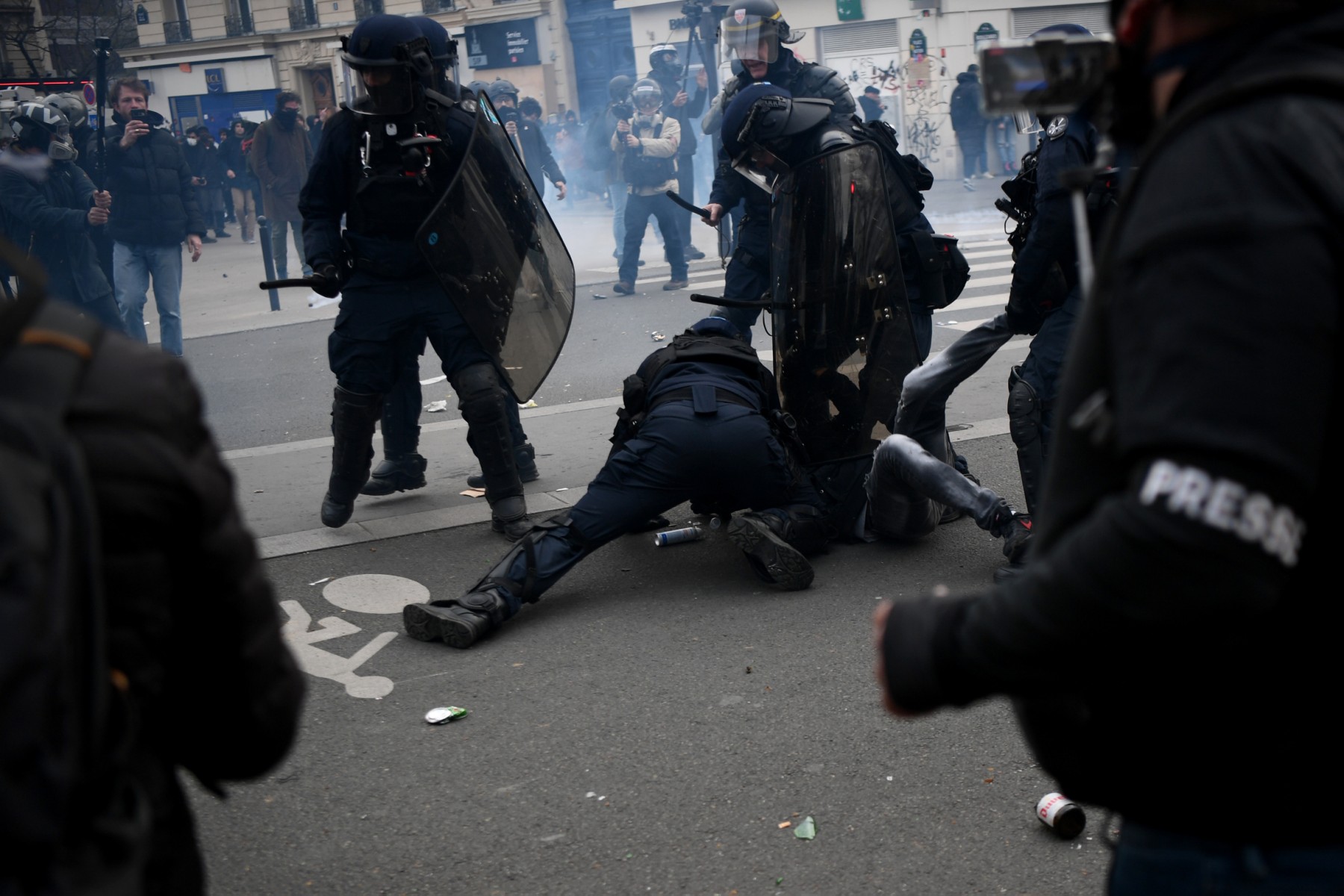 Identification des policiers en manifestation: recours en justice pour rendre l'obligation effective