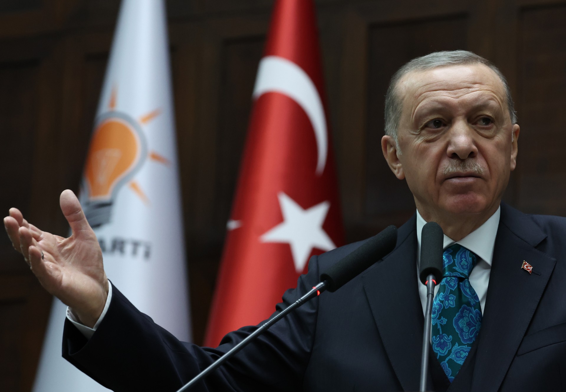 Le président turc et chef du Parti de la justice et du développement (Parti AKP), Recep Tayyip Erdogan prononce un discours lors de la réunion du groupe de son parti à la Grande Assemblée nationale turque à Ankara, le 29 mars 2023. (Photo par Adem ALTAN / AFP)
